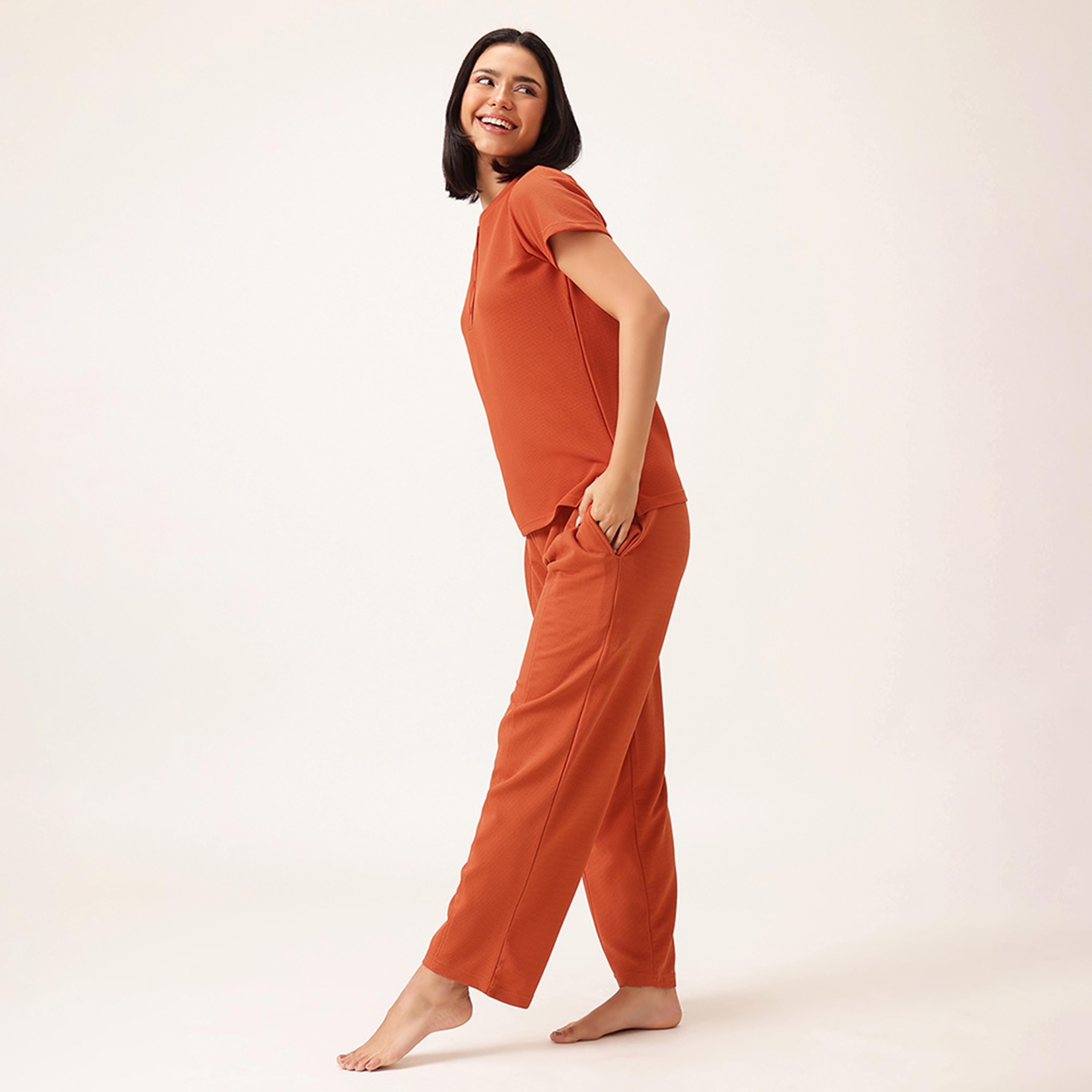 طقم تي شيرت وبيجامة "شيك بيسك" - وافل أحمر قرميدي من كلوفيا-women-clothing-nightwear-pyjamas-longsets-image-2