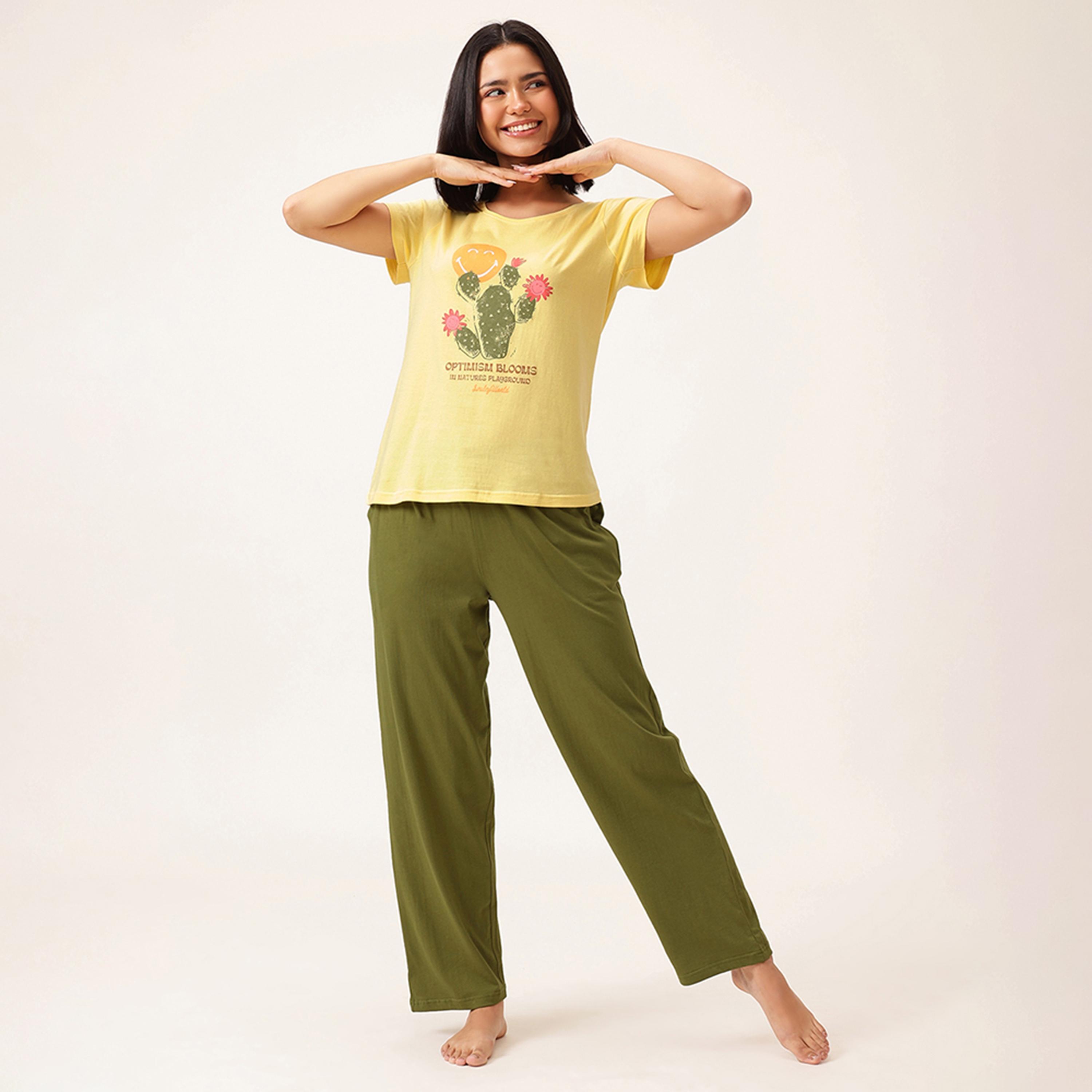 طقم تي شيرت وبيجامة بطبعة كتابية وجرافيكية - أصفر فاتح || أخضر زيتوني من كلوفيا-women-clothing-nightwear-pyjamas-longsets-image-2