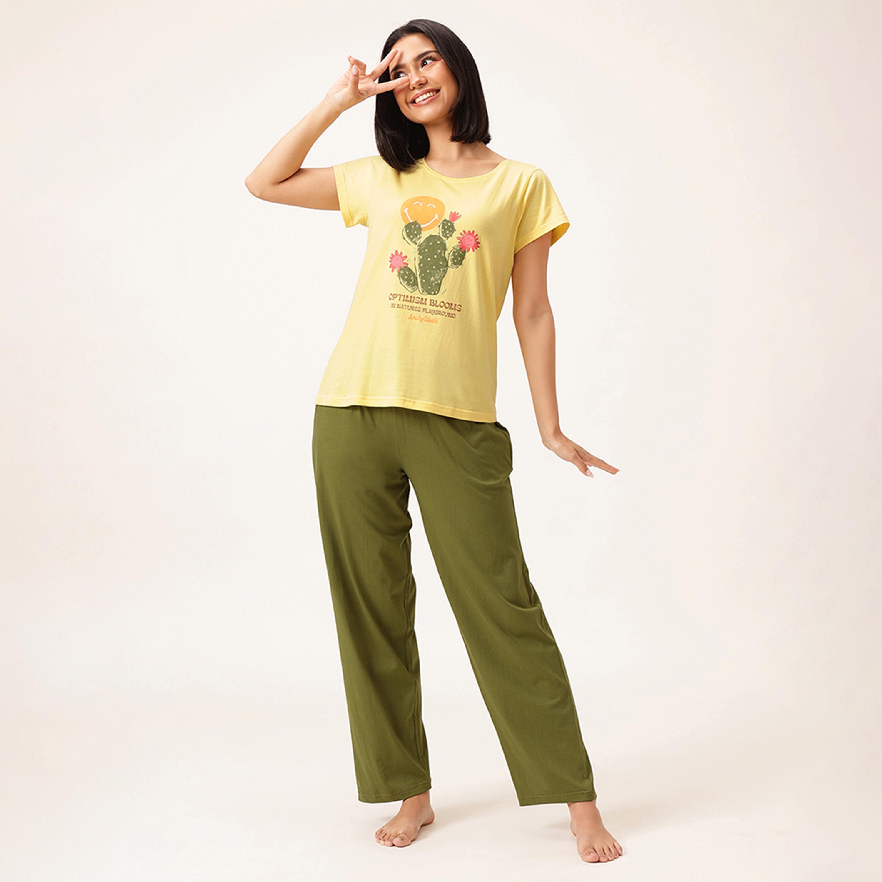 طقم تي شيرت وبيجامة بطبعة كتابية وجرافيكية - أصفر فاتح || أخضر زيتوني من كلوفيا-women-clothing-nightwear-pyjamas-longsets-image-3