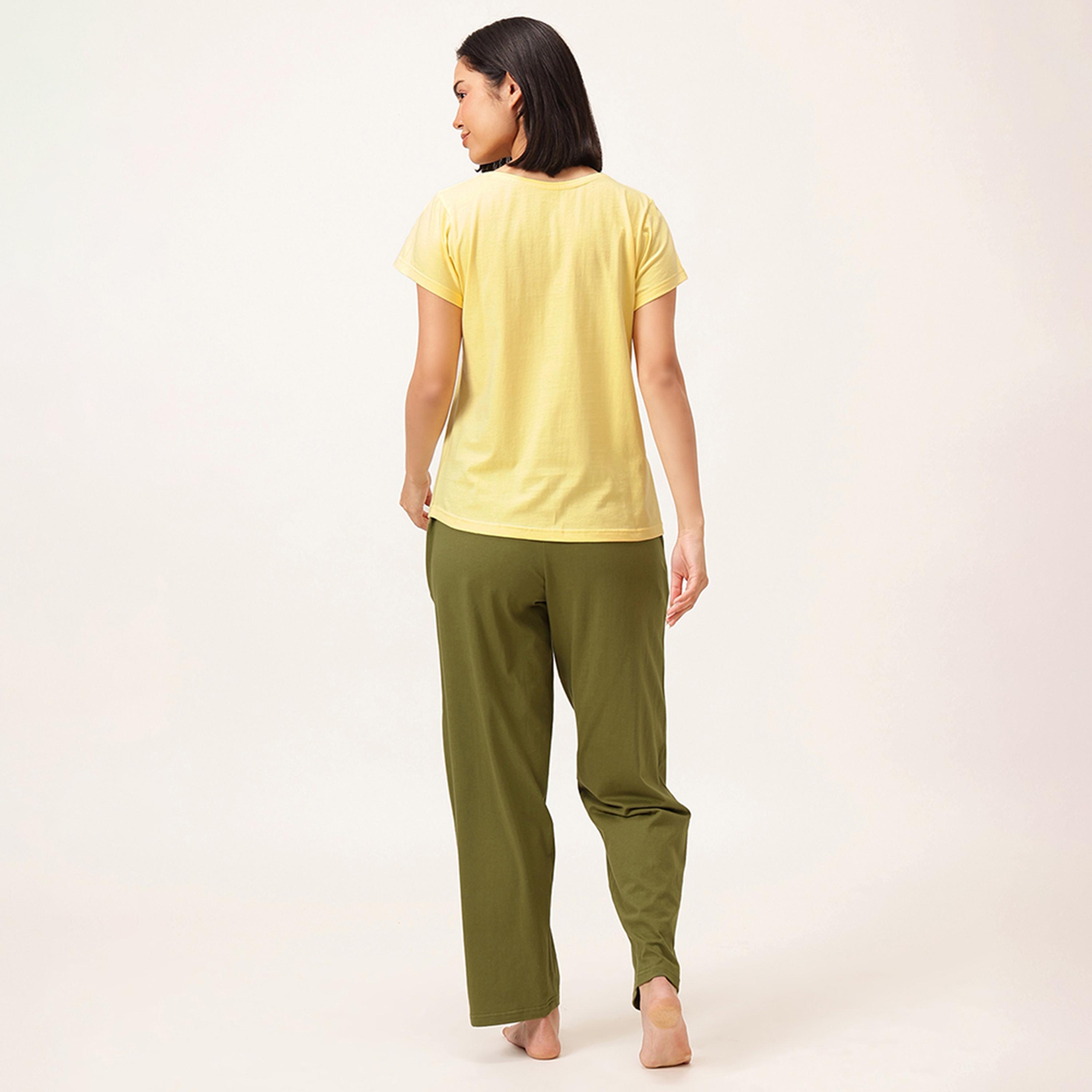 طقم تي شيرت وبيجامة بطبعة كتابية وجرافيكية - أصفر فاتح || أخضر زيتوني من كلوفيا-women-clothing-nightwear-pyjamas-longsets-image-4