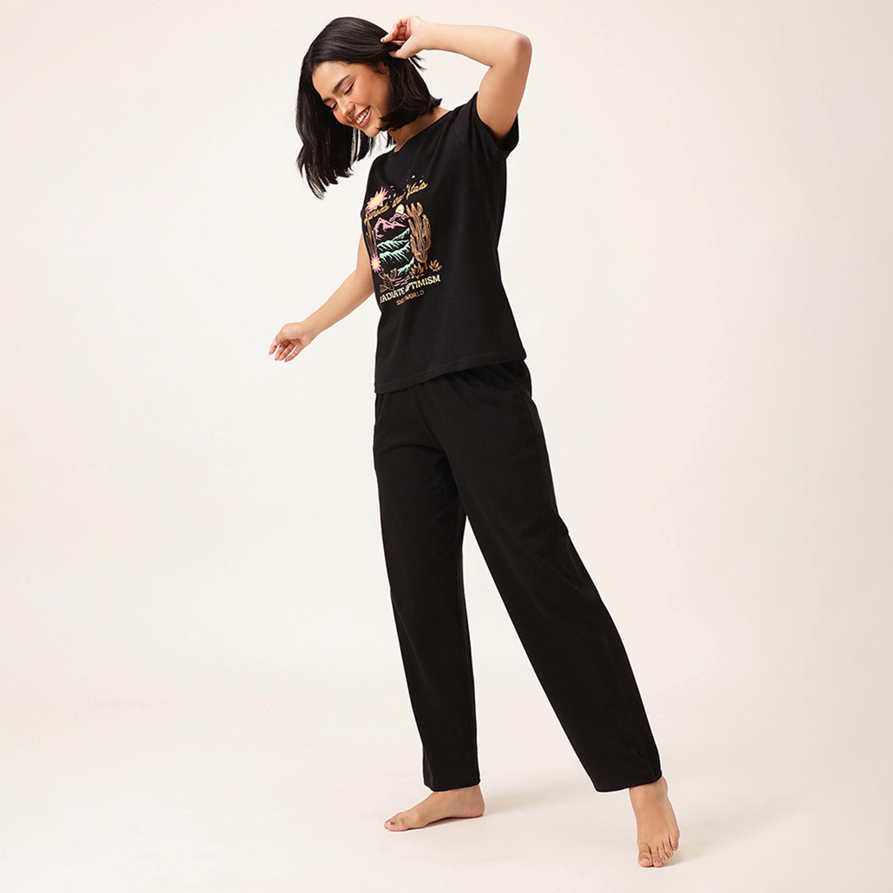 طقم تي شيرت وبيجامة بطبعة كتابية وجرافيكية - 100% قطن أسود من كلوفيا-women-clothing-nightwear-pyjamas-longsets-image-2