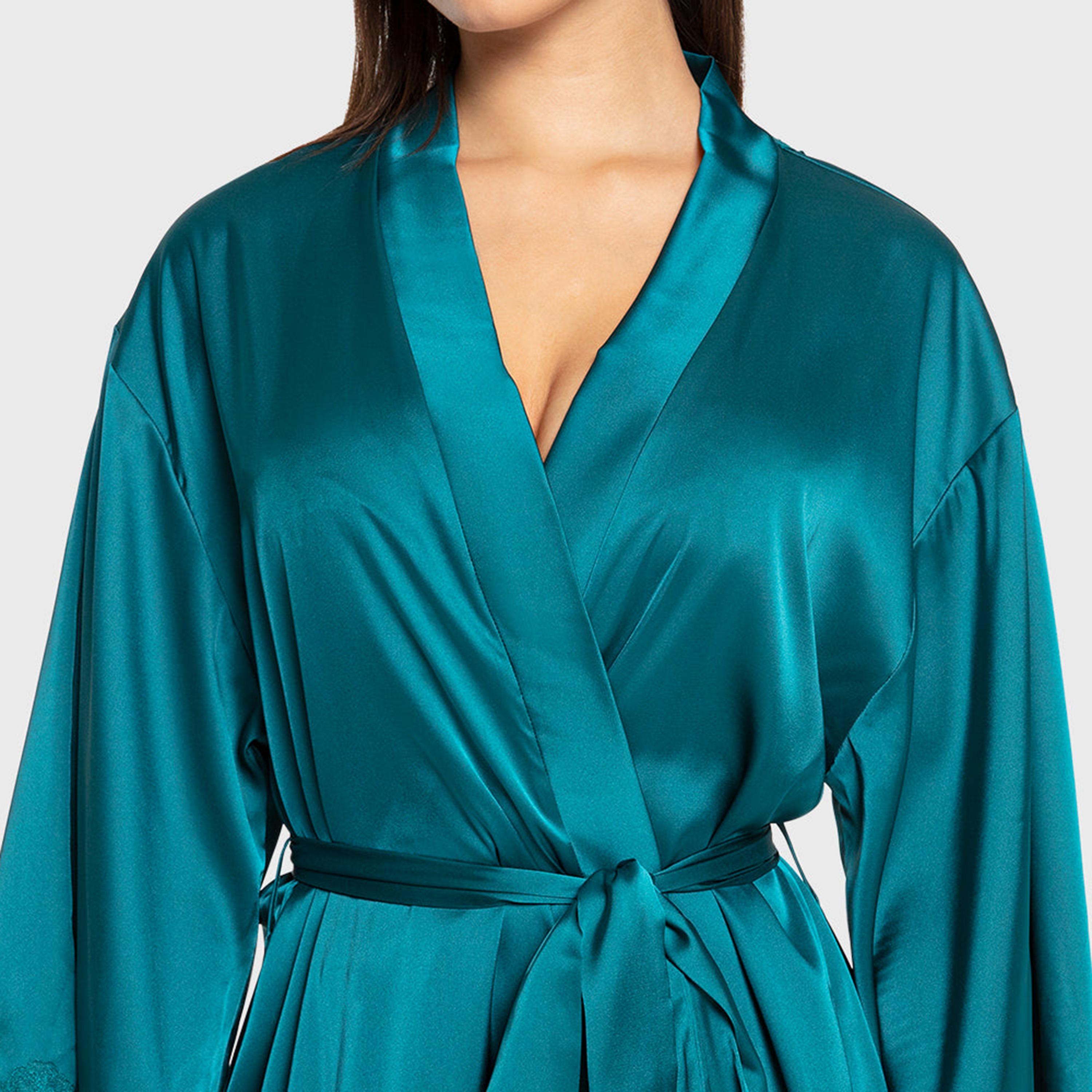 روب نسائي بأكمام واسعة وفتحة رقبة سبعة وحواف دانتيل من إيسلا آند إيفي-women-clothing-nightwear-robes-image-4