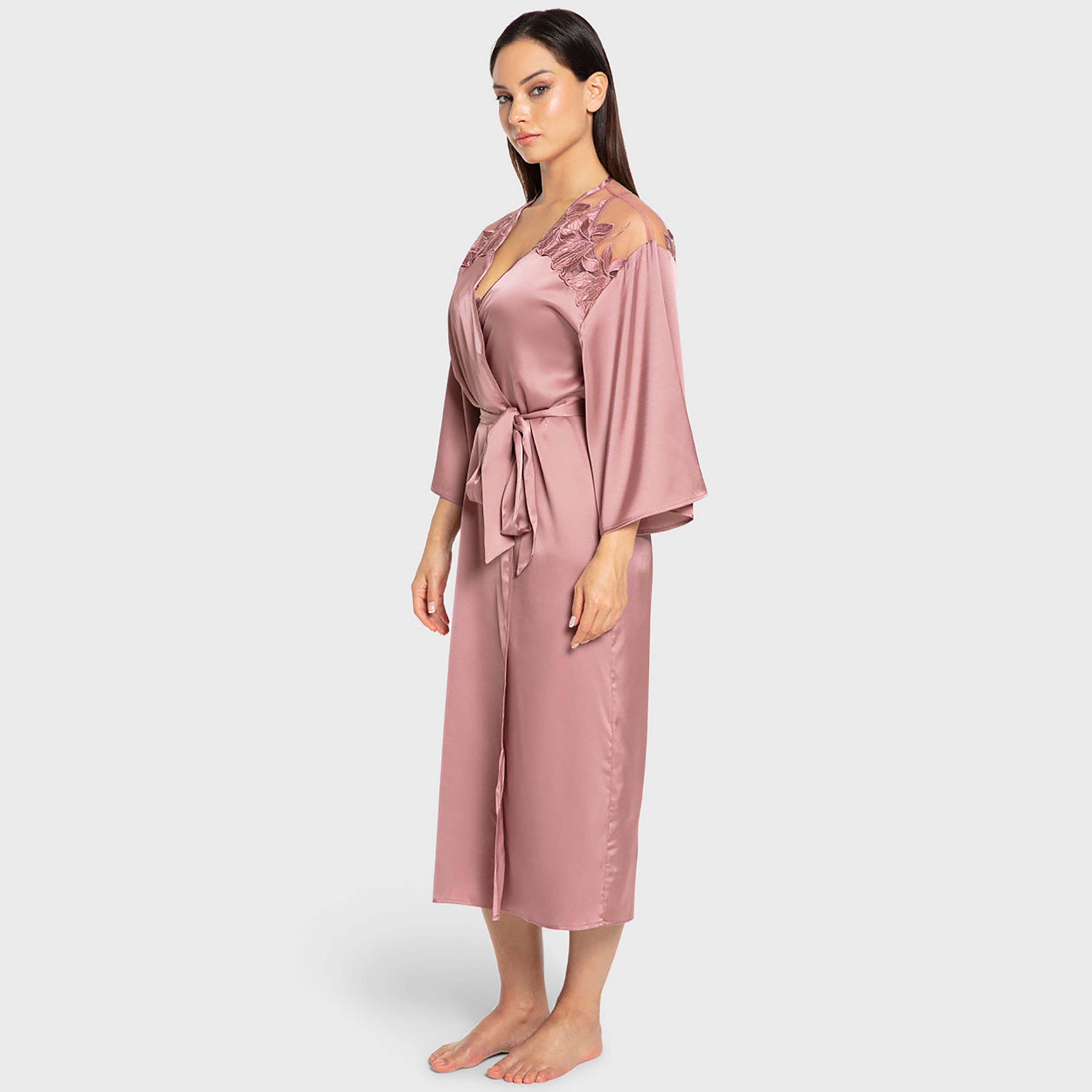 روب نسائي بأكمام واسعة وفتحة رقبة سبعة وتطريز زهور من إيسلا آند إيفي-women-clothing-nightwear-robes-image-2