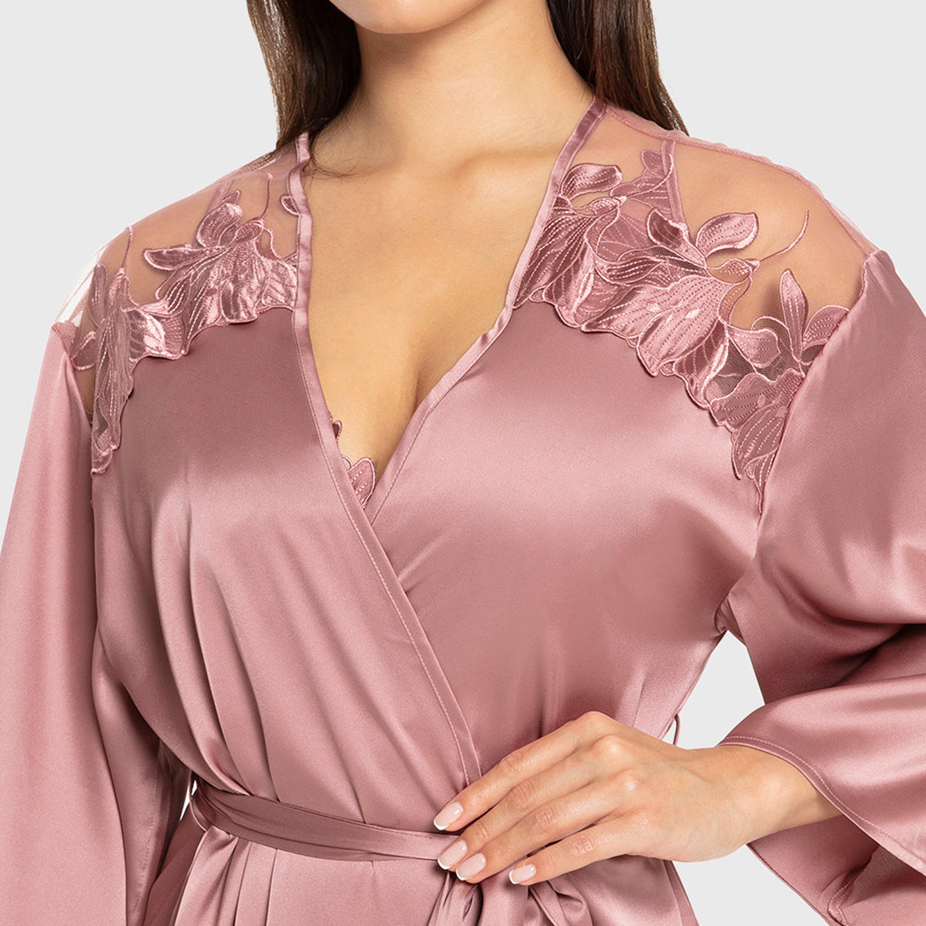 روب نسائي بأكمام واسعة وفتحة رقبة سبعة وتطريز زهور من إيسلا آند إيفي-women-clothing-nightwear-robes-image-4