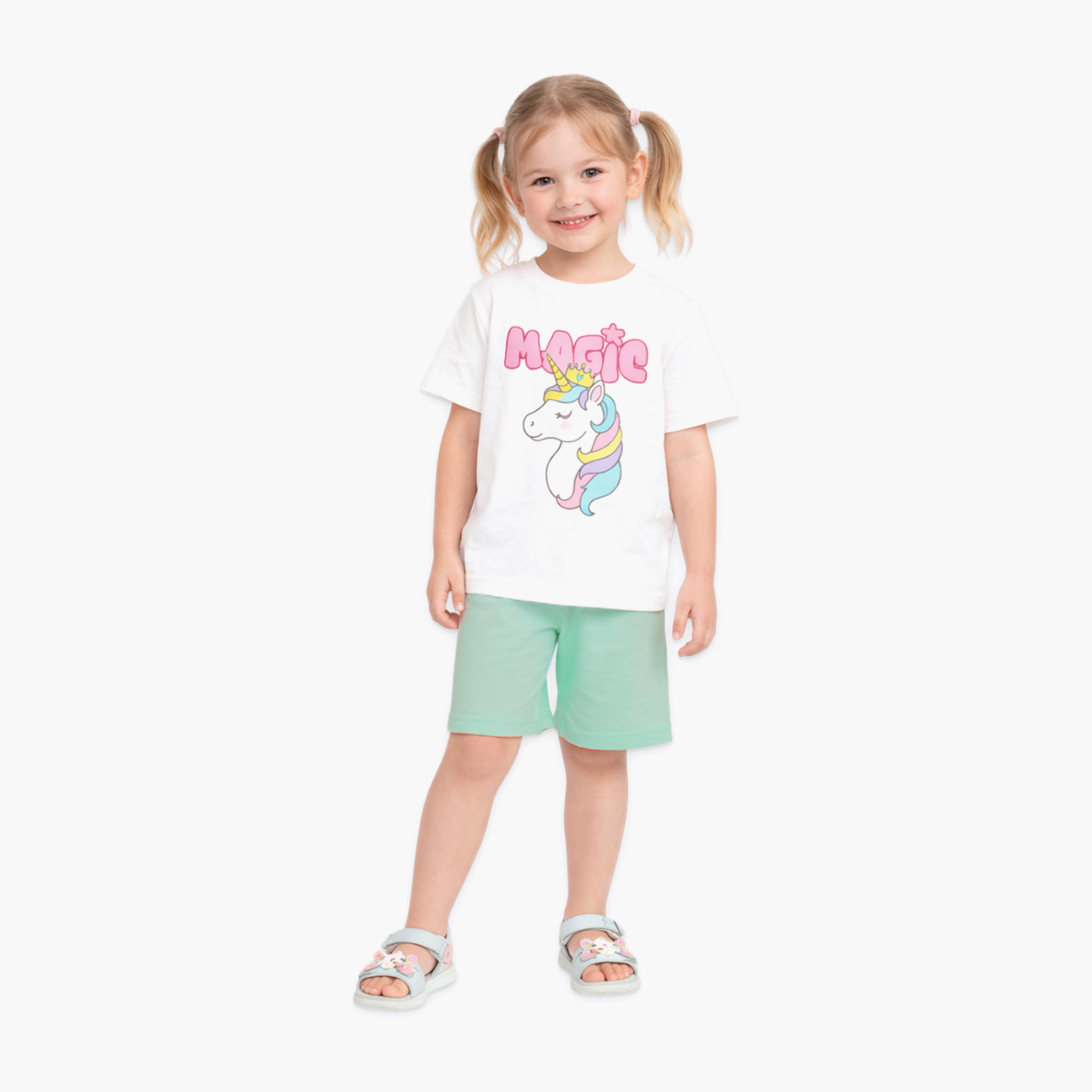 طقم تيشيرت بأكمام قصيرة بطبعة "يونيكورن سحري" وشورت من لؤي-girls-clothing-setsandcoords-image-1