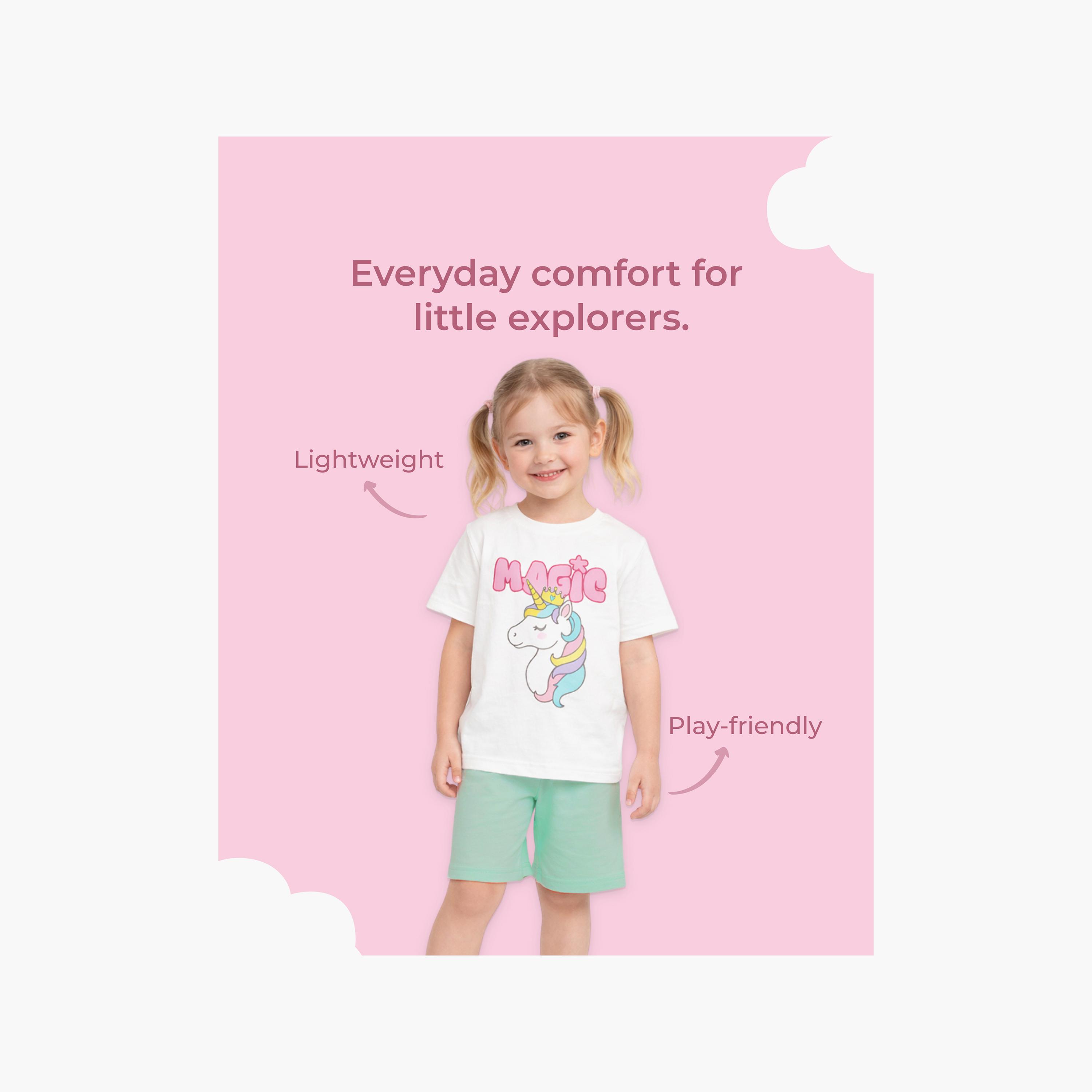 طقم تيشيرت بأكمام قصيرة بطبعة "يونيكورن سحري" وشورت من لؤي-girls-clothing-setsandcoords-image-7