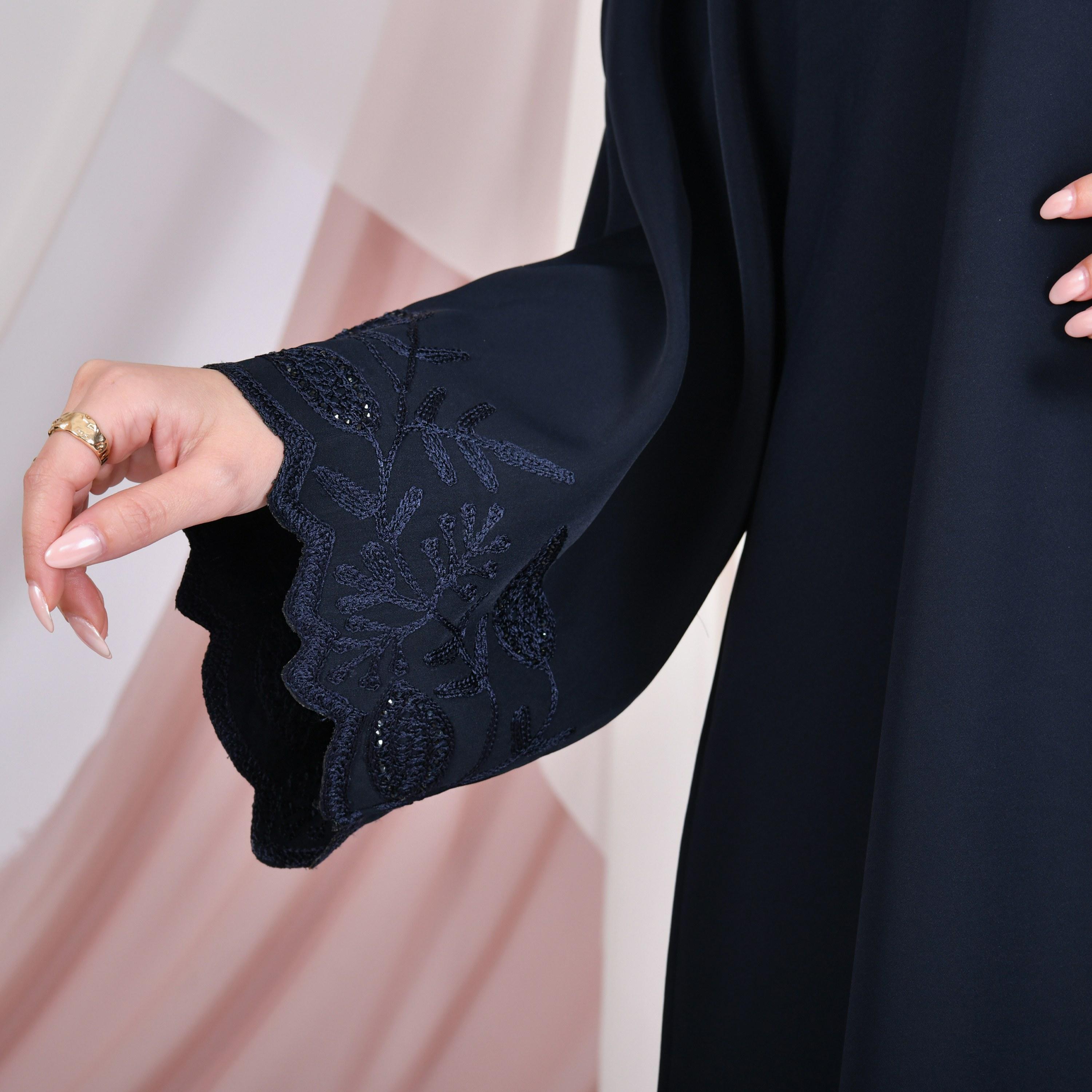 عباية نسائية كتان بقصة ربع دائرة بأكمام واسعة مزينة بتطريز على شكل صدف من حوراء.-women-arabicclothing-abayas-image-3