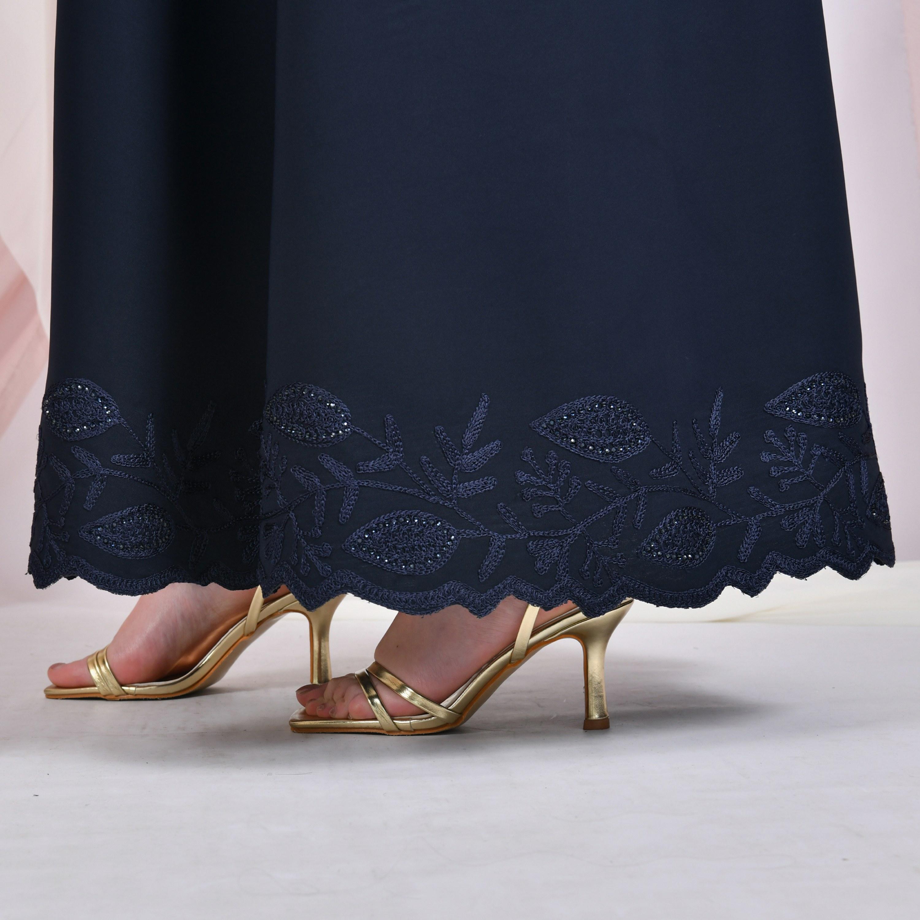 عباية نسائية كتان بقصة ربع دائرة بأكمام واسعة مزينة بتطريز على شكل صدف من حوراء.-women-arabicclothing-abayas-image-4