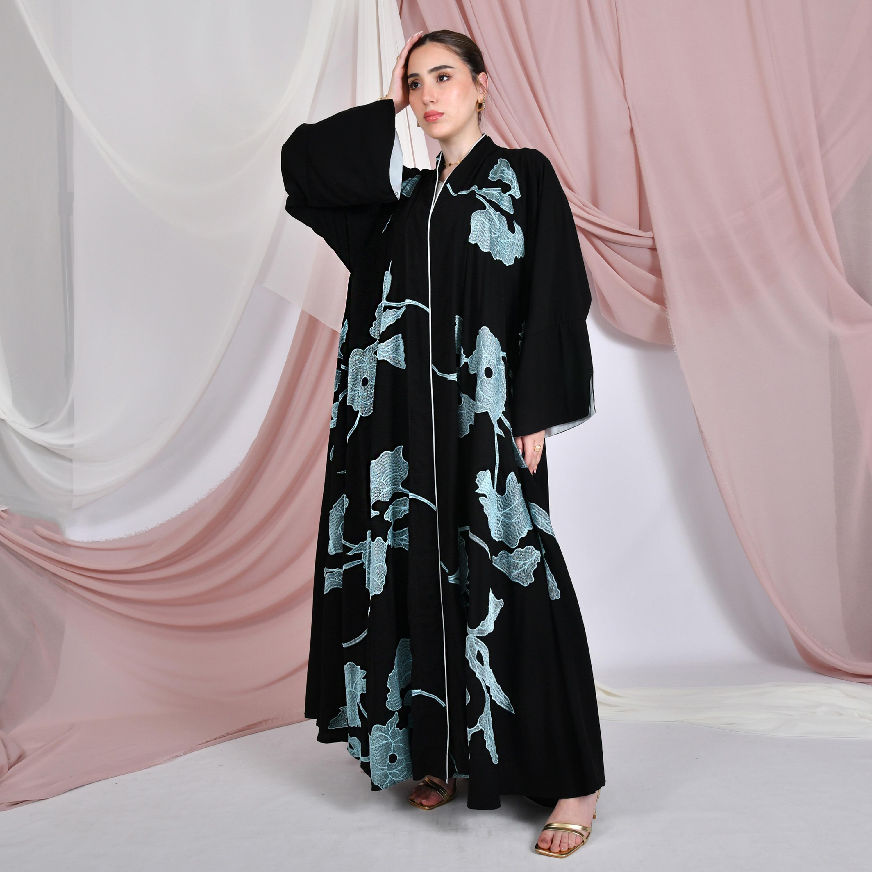 عباية نسائية كتان باللون الأسود بأكمام واسعة مزينة بتطريز على شكل ورود من حوراء.-women-arabicclothing-abayas-image-1