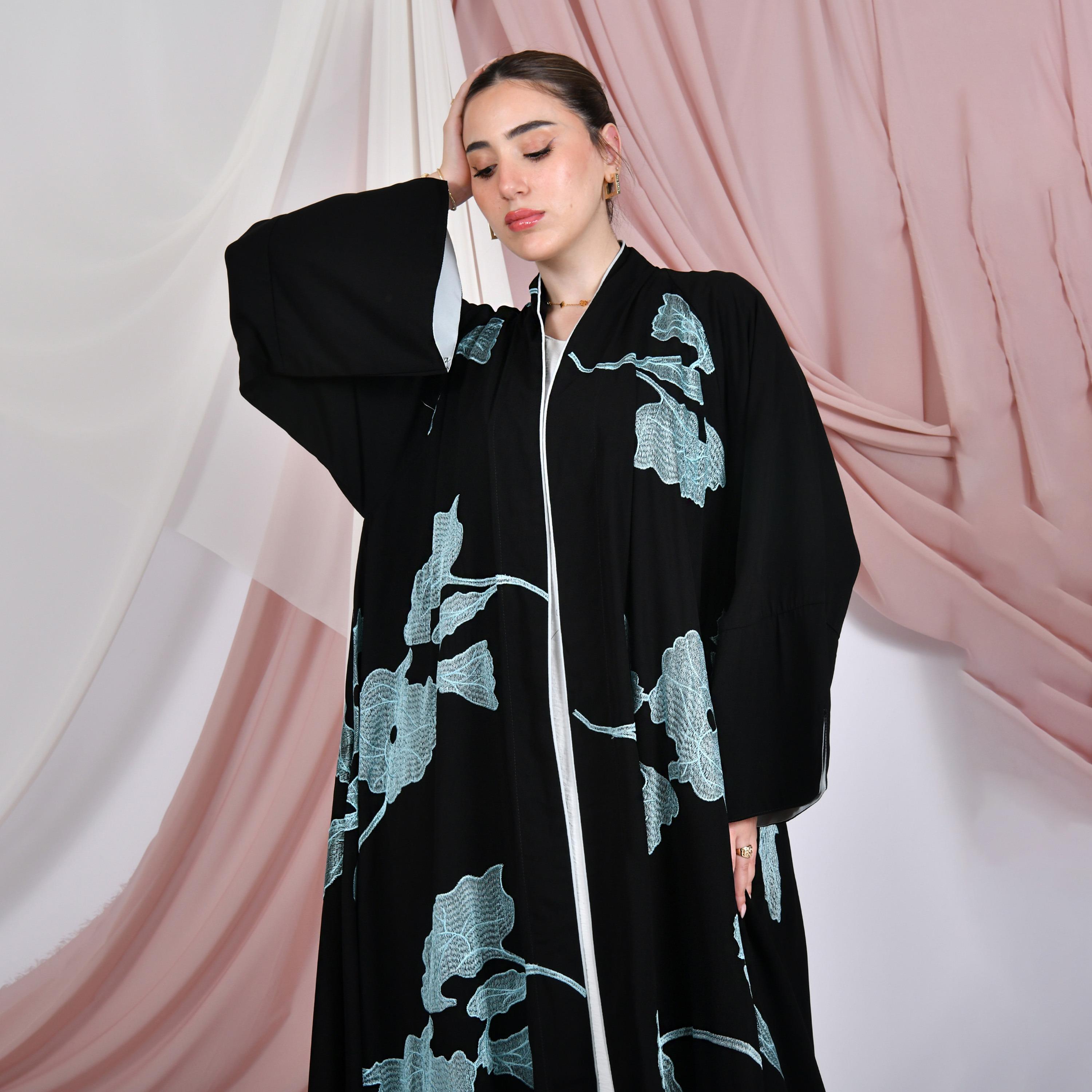 عباية نسائية كتان باللون الأسود بأكمام واسعة مزينة بتطريز على شكل ورود من حوراء.-women-arabicclothing-abayas-image-2