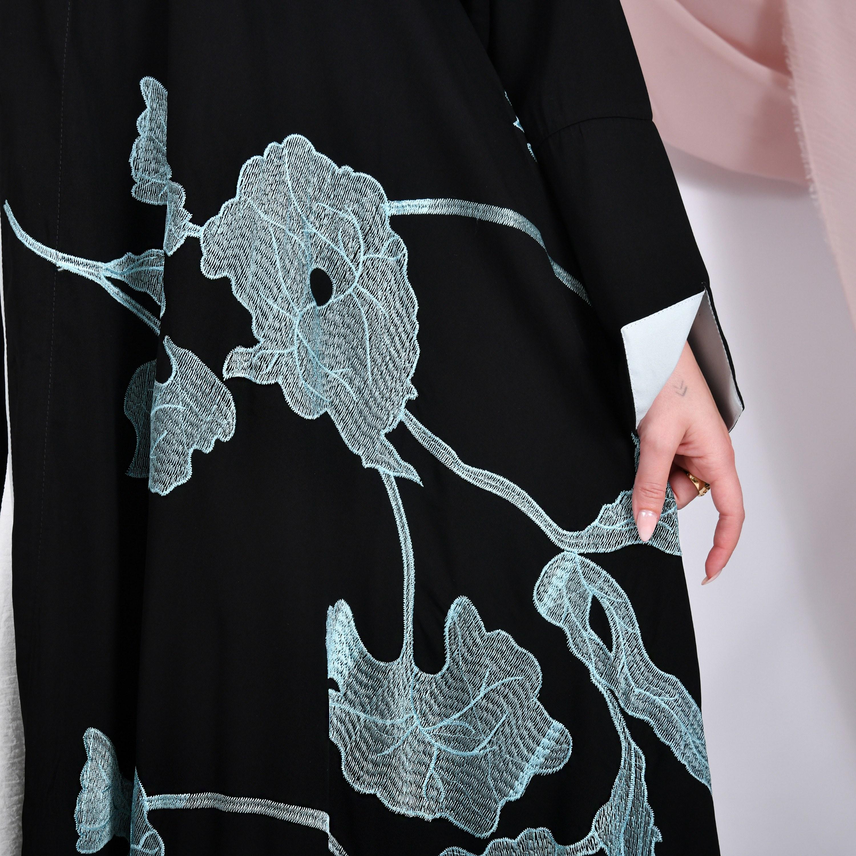 عباية نسائية كتان باللون الأسود بأكمام واسعة مزينة بتطريز على شكل ورود من حوراء.-women-arabicclothing-abayas-image-3