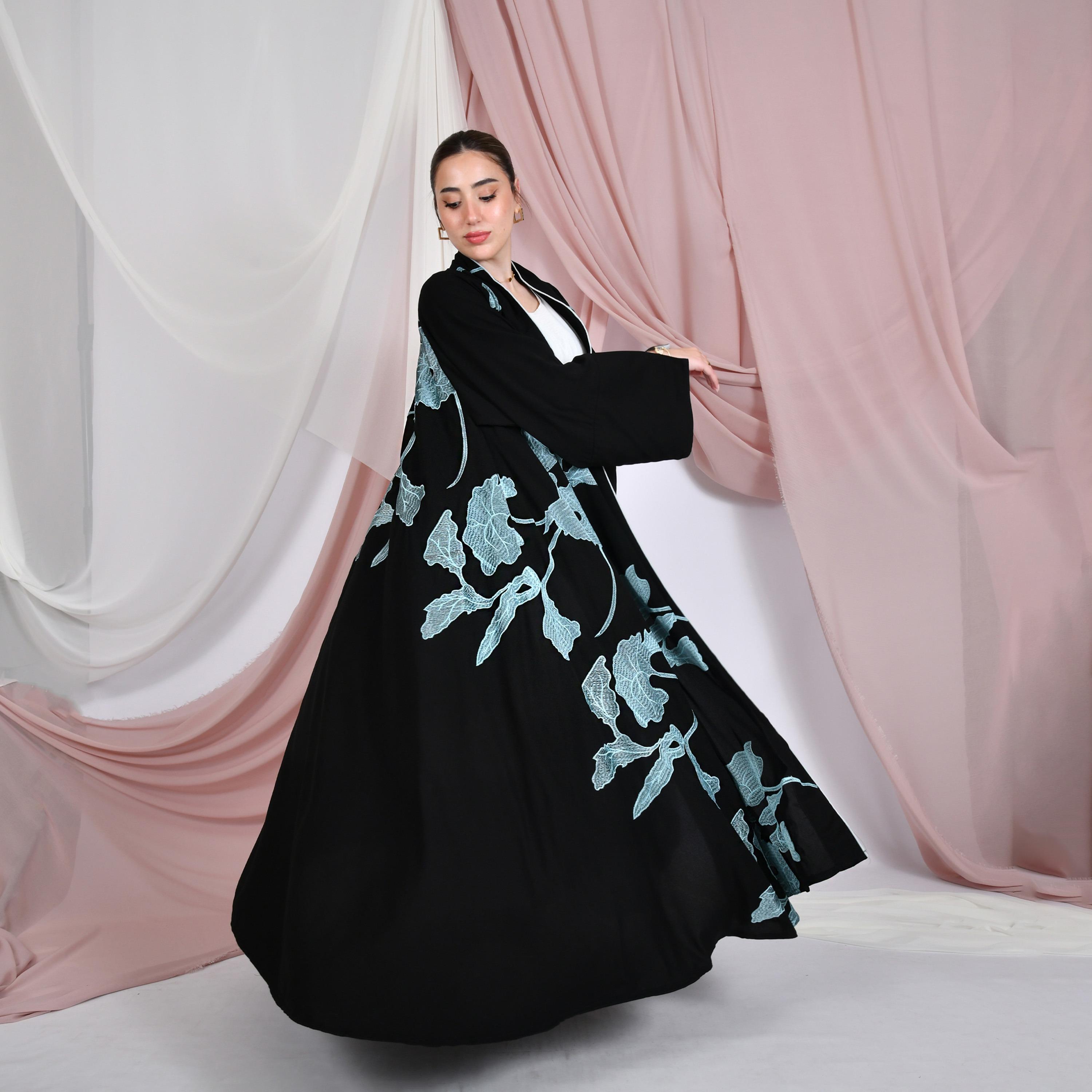 عباية نسائية كتان باللون الأسود بأكمام واسعة مزينة بتطريز على شكل ورود من حوراء.-women-arabicclothing-abayas-image-4