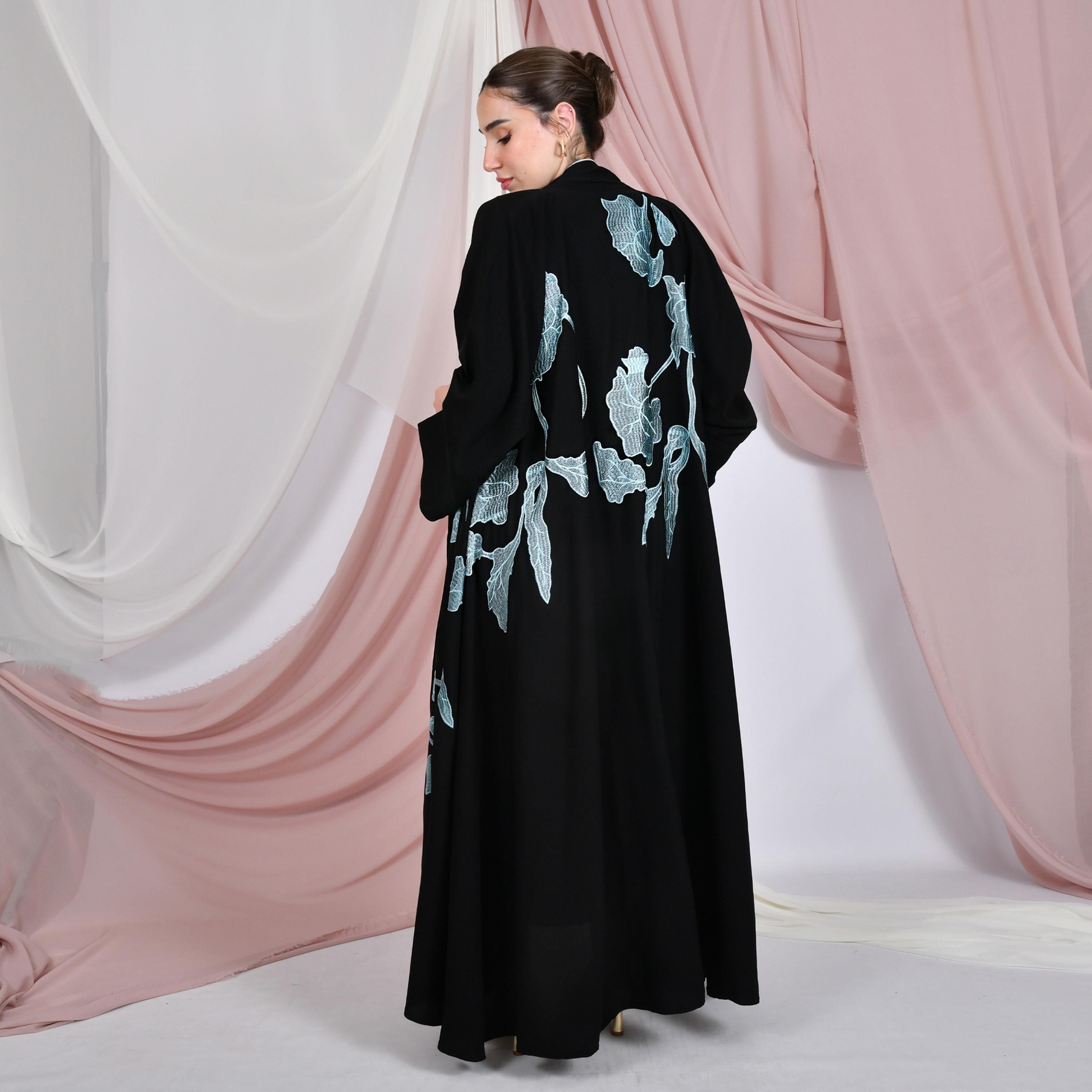 عباية نسائية كتان باللون الأسود بأكمام واسعة مزينة بتطريز على شكل ورود من حوراء.-women-arabicclothing-abayas-image-5