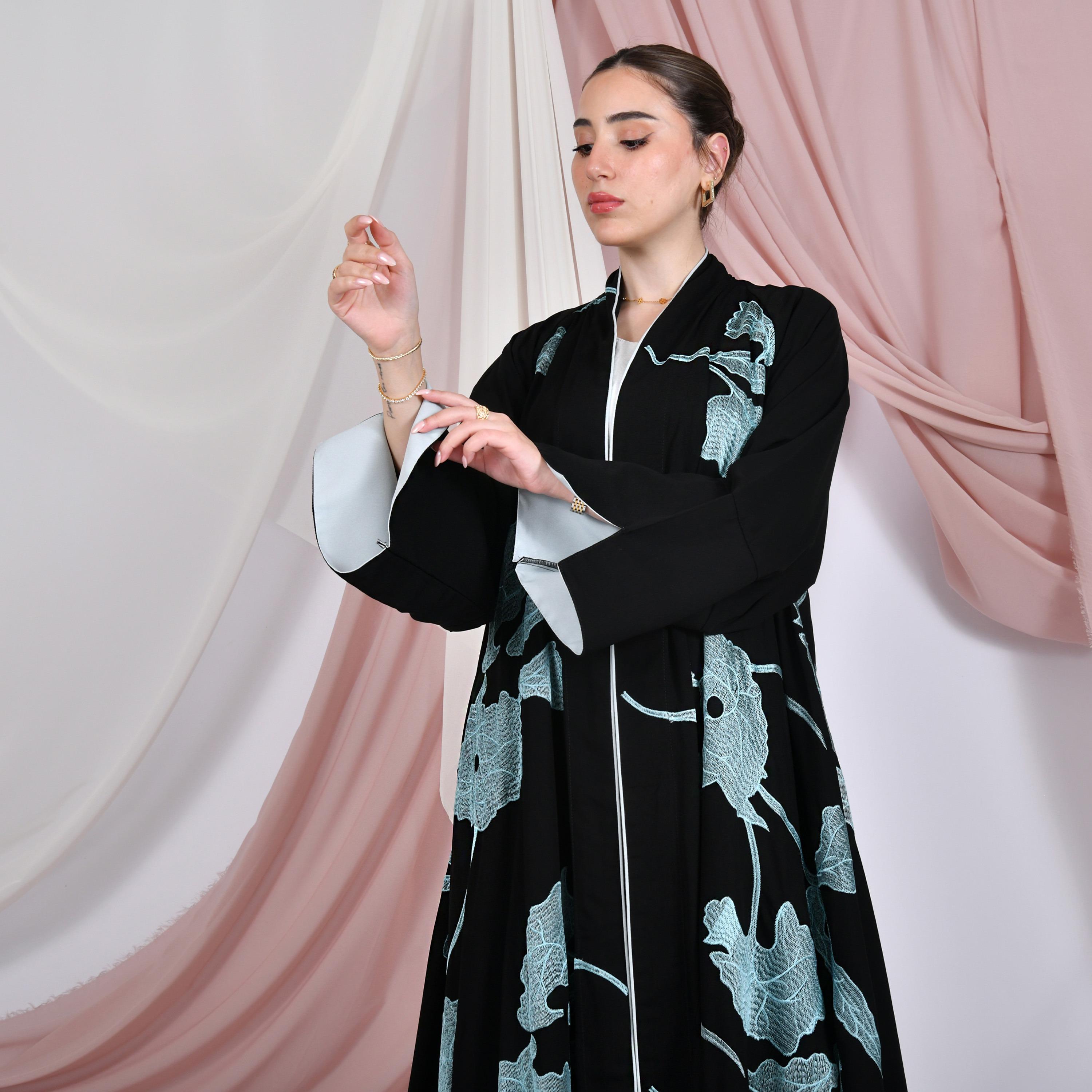 عباية نسائية كتان باللون الأسود بأكمام واسعة مزينة بتطريز على شكل ورود من حوراء.-women-arabicclothing-abayas-image-6