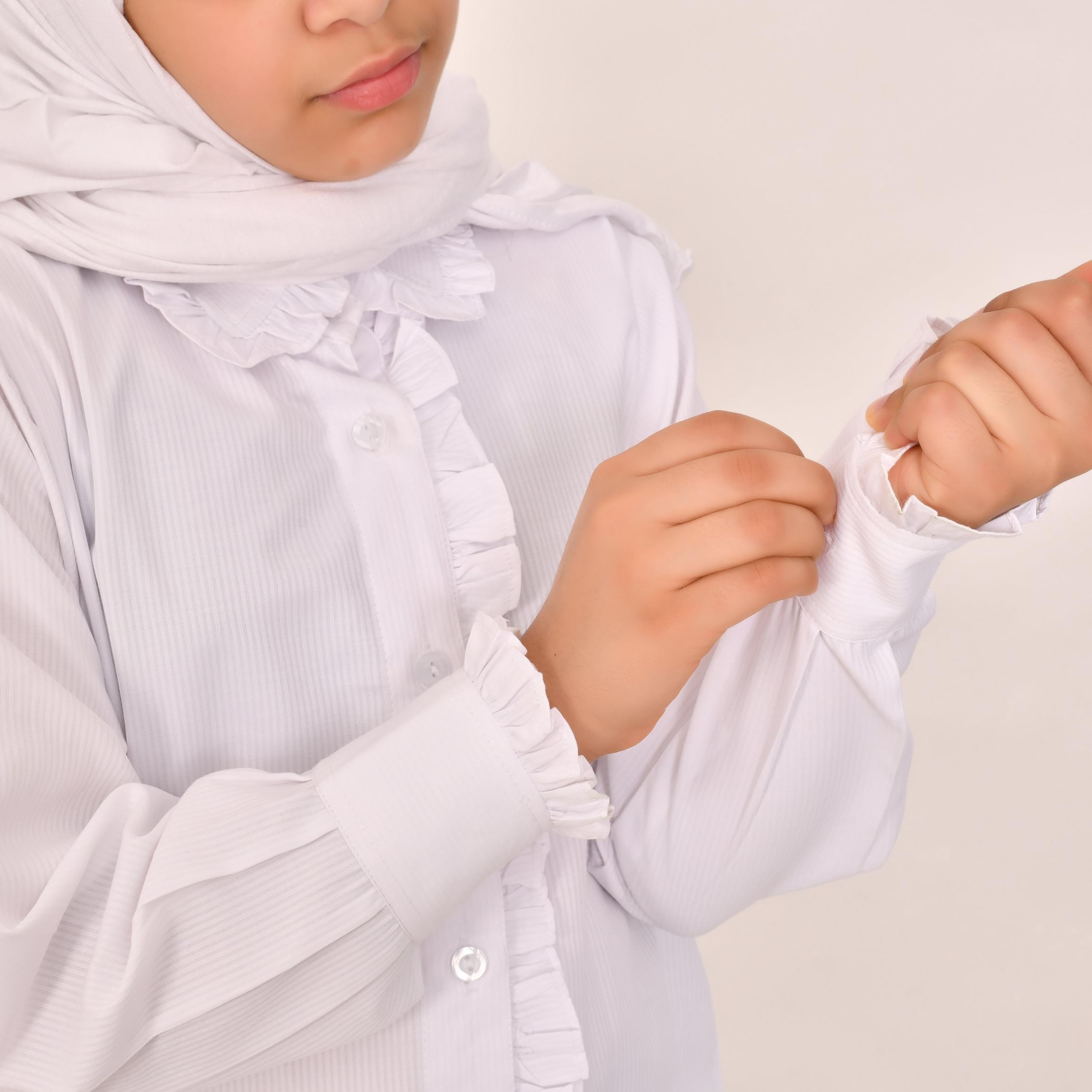 قميص مخطط من الكتان الأبيض بأكمام طويلة وياقة للبنات من حوراء-girls-clothing-schoolwear-blousesandshirts-image-1