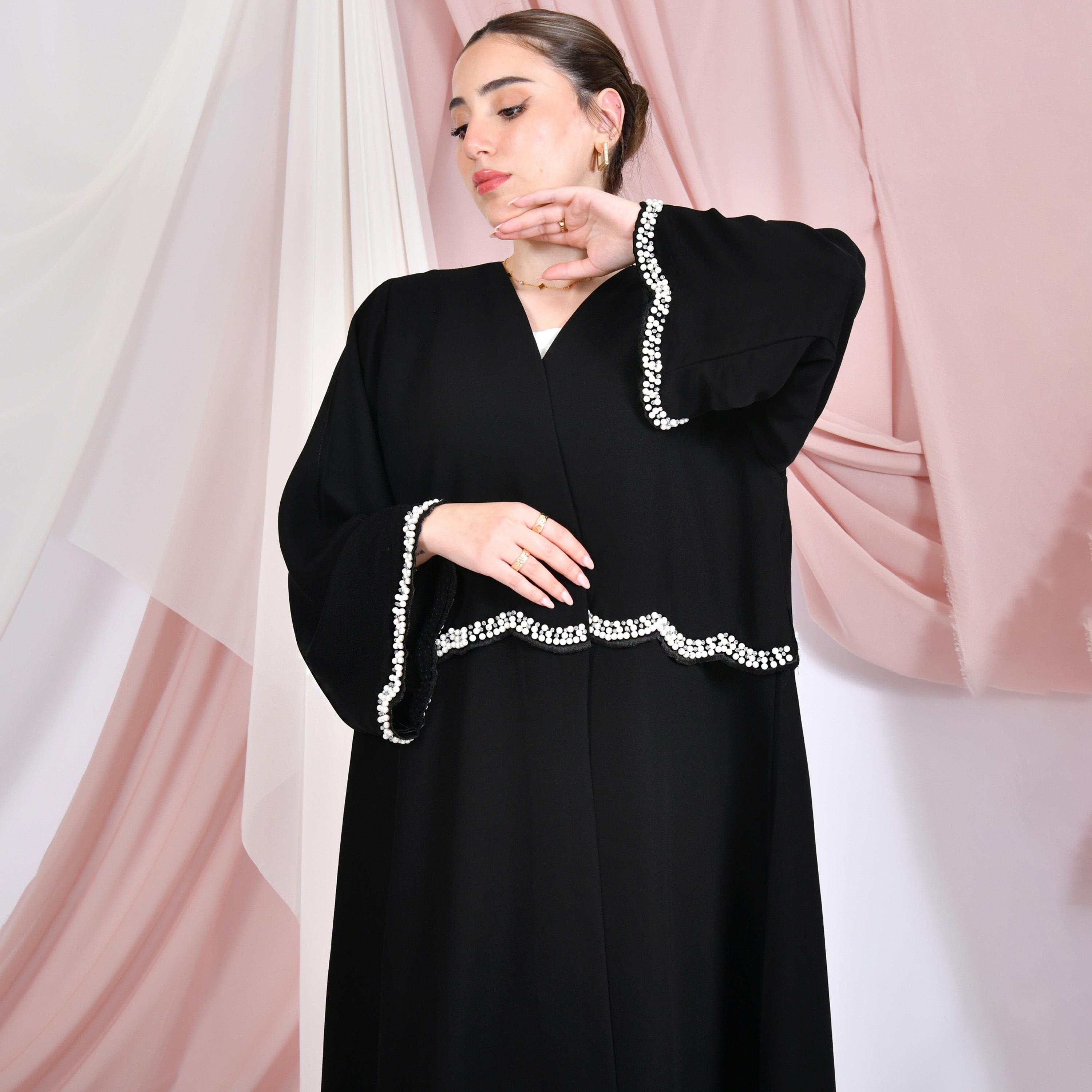 عباية نسائية كتان باللون الأسود بأكمام واسعة مزينة بتفاصيل لؤلؤية وتطريز على شكل صدف من حوراء.-women-arabicclothing-abayas-image-5