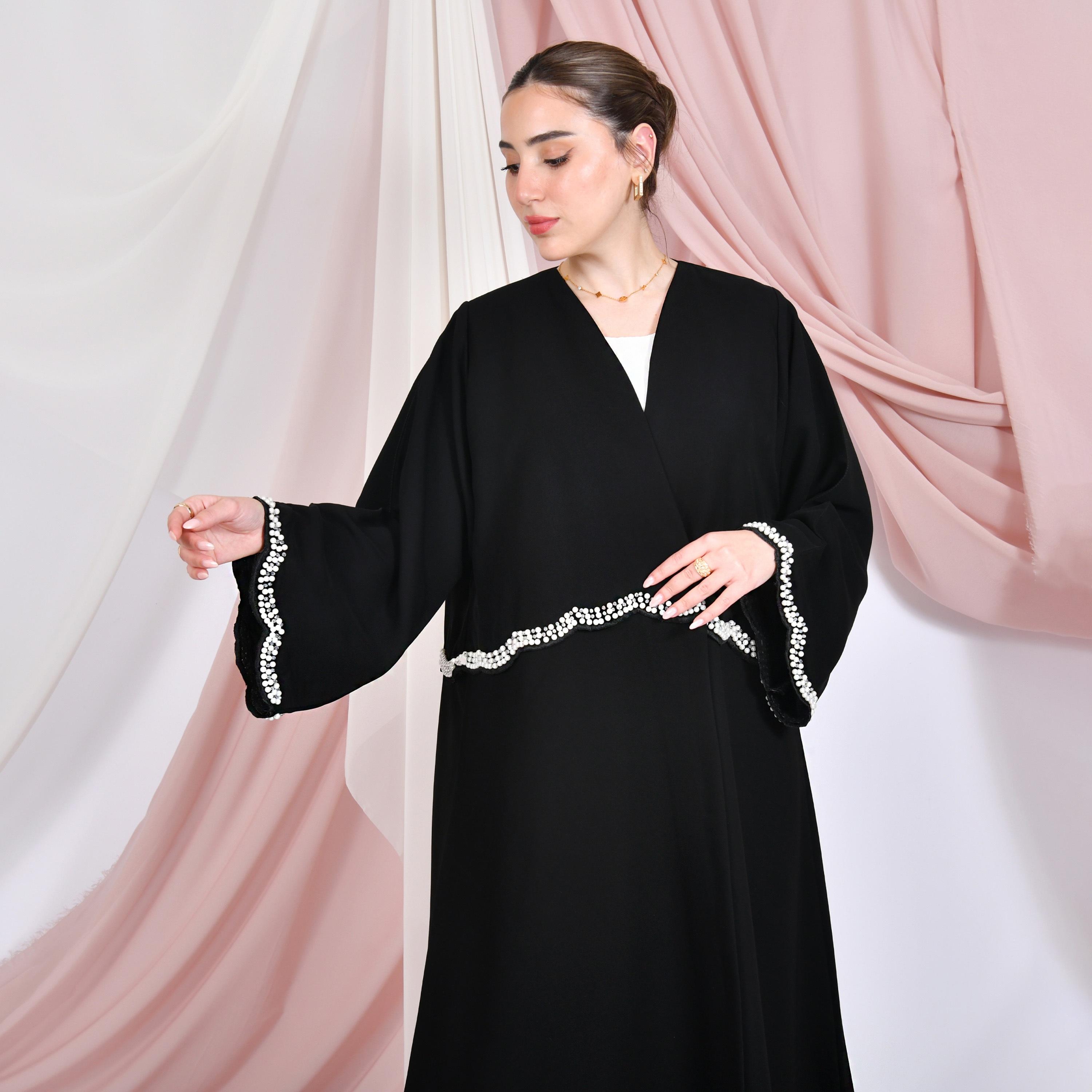 عباية نسائية كتان باللون الأسود بأكمام واسعة مزينة بتفاصيل لؤلؤية وتطريز على شكل صدف من حوراء.-women-arabicclothing-abayas-image-6