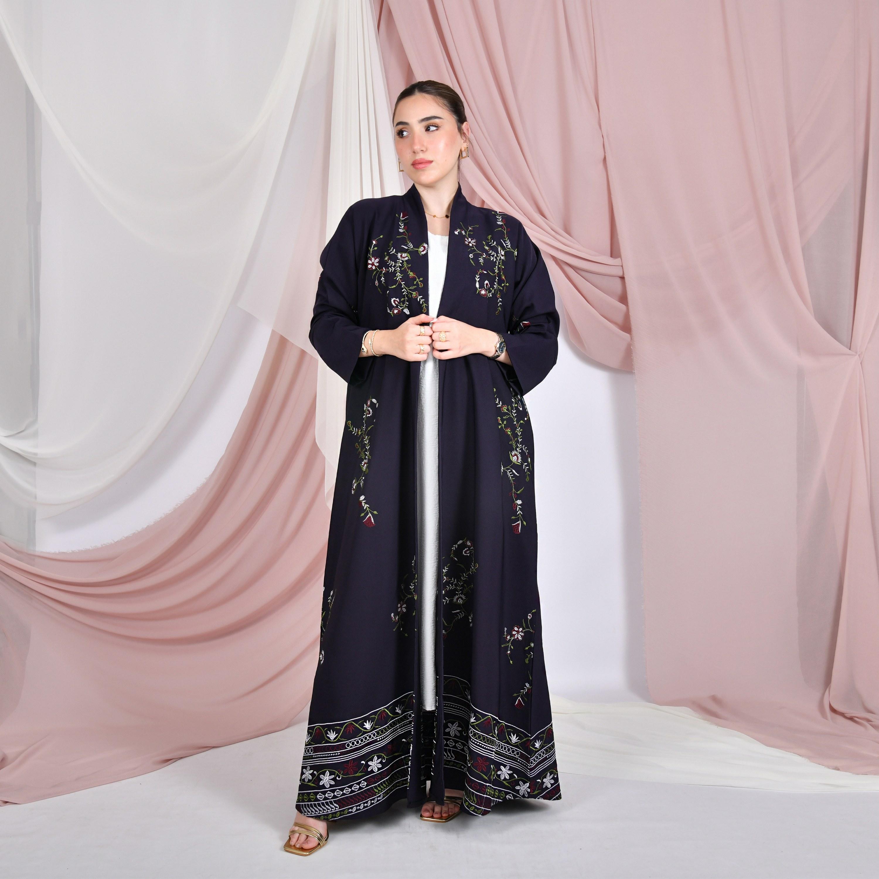 عباية نسائية من الكتان مطرزة بالزهور باللون الأرجواني بأكمام واسعة بقصة واسعة من حوراء-women-arabicclothing-abayas-image-1