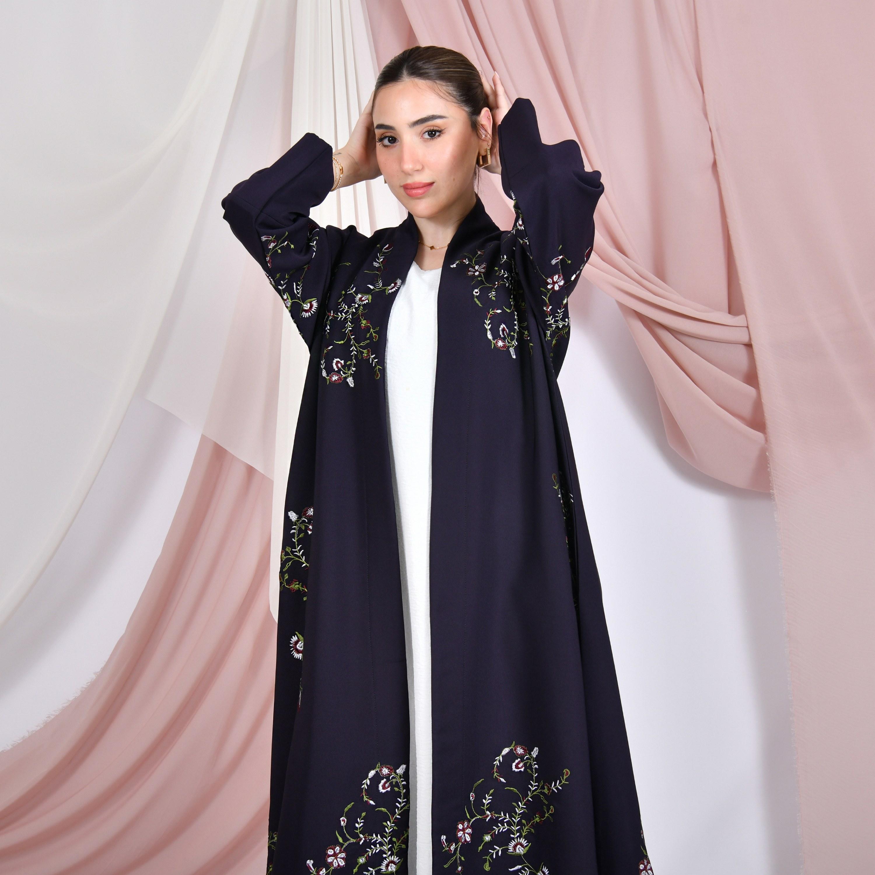 عباية نسائية من الكتان مطرزة بالزهور باللون الأرجواني بأكمام واسعة بقصة واسعة من حوراء-women-arabicclothing-abayas-image-2