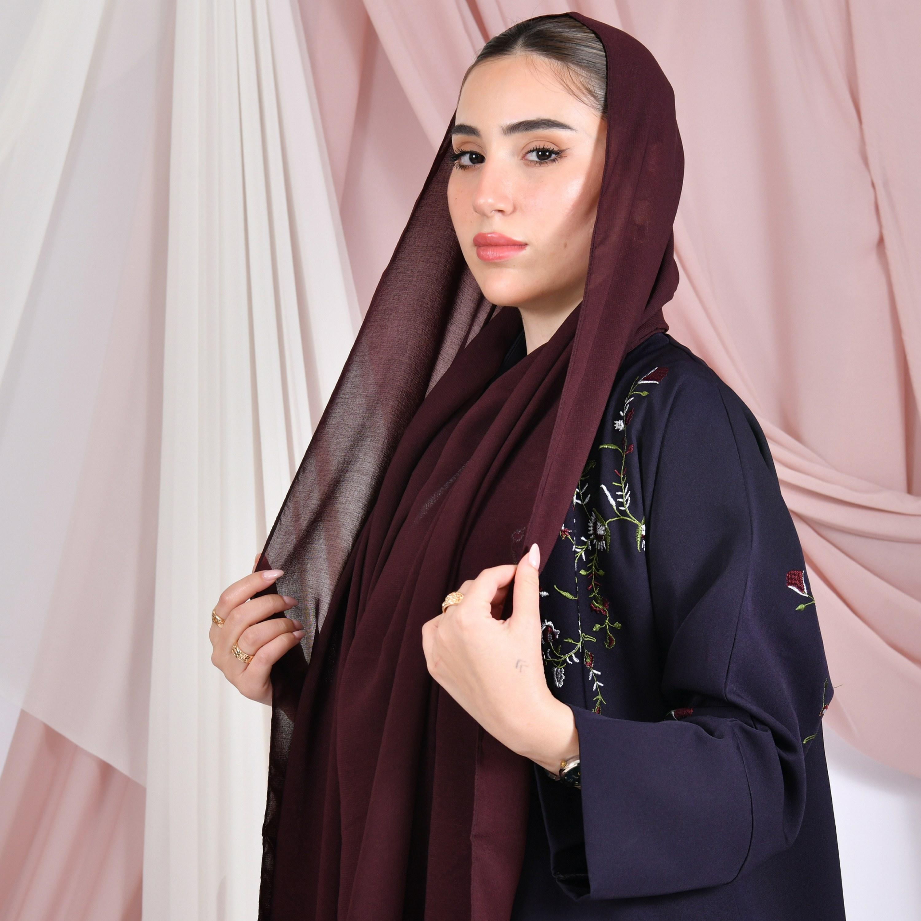 عباية نسائية من الكتان مطرزة بالزهور باللون الأرجواني بأكمام واسعة بقصة واسعة من حوراء-women-arabicclothing-abayas-image-3