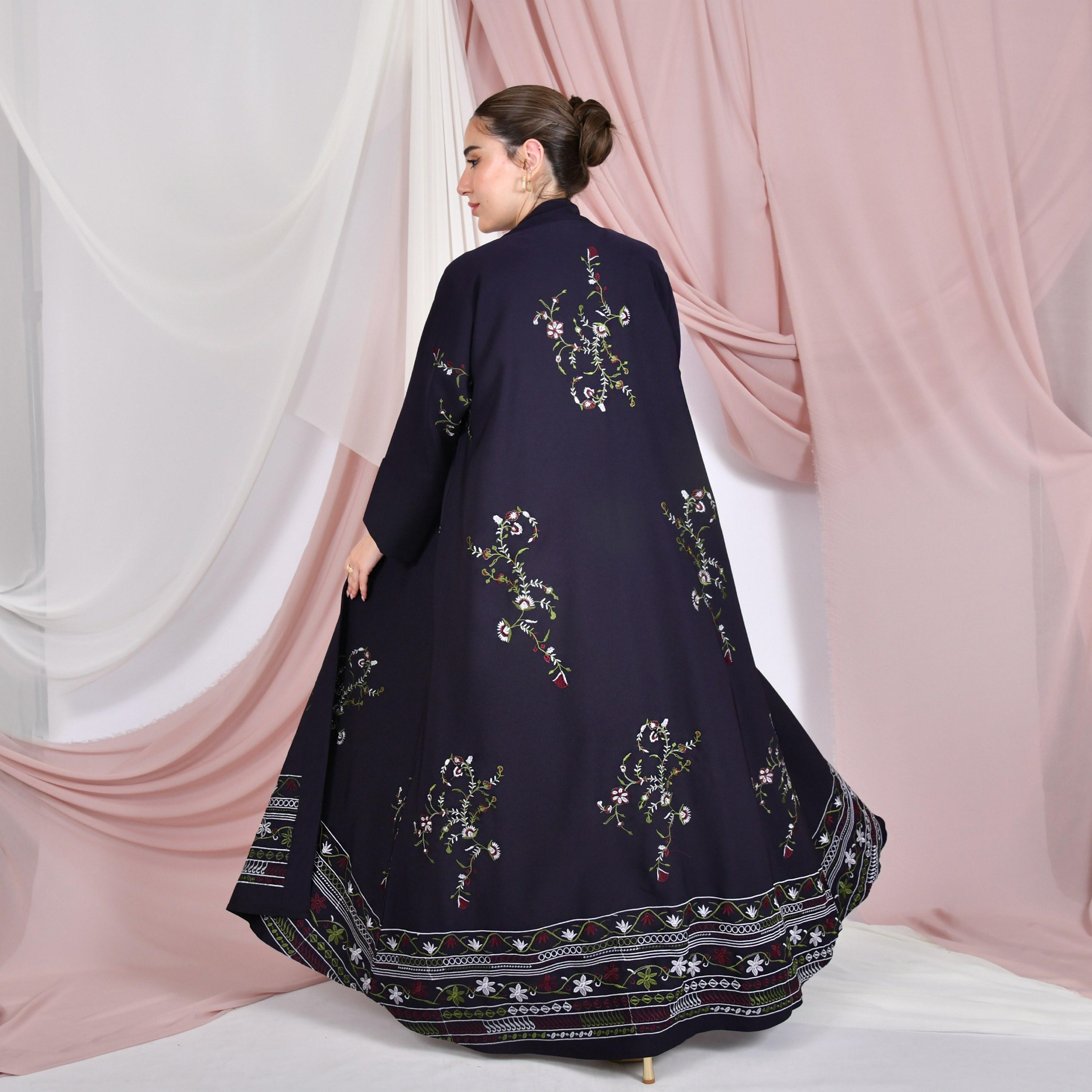 عباية نسائية من الكتان مطرزة بالزهور باللون الأرجواني بأكمام واسعة بقصة واسعة من حوراء-women-arabicclothing-abayas-image-4