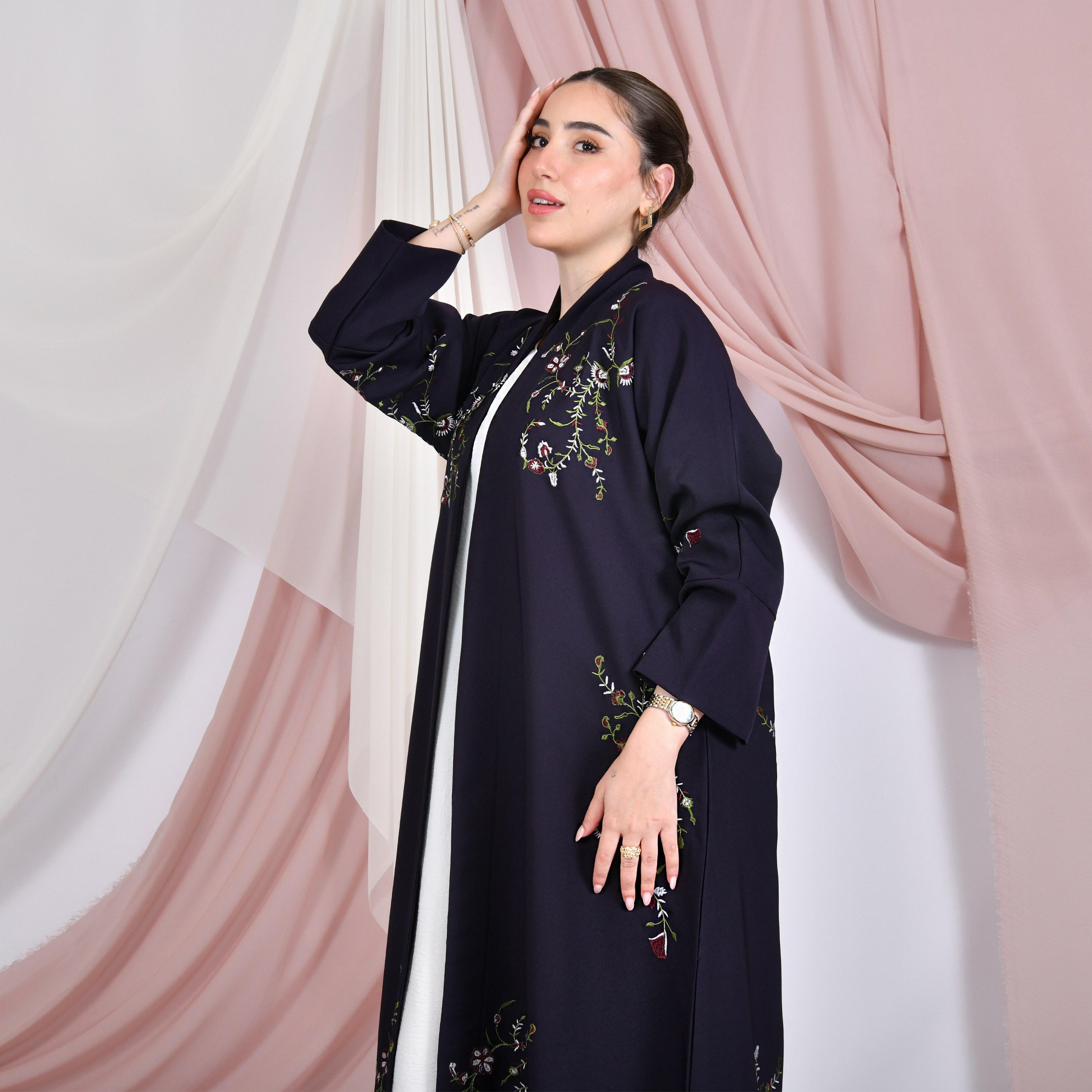 عباية نسائية من الكتان مطرزة بالزهور باللون الأرجواني بأكمام واسعة بقصة واسعة من حوراء-women-arabicclothing-abayas-image-5
