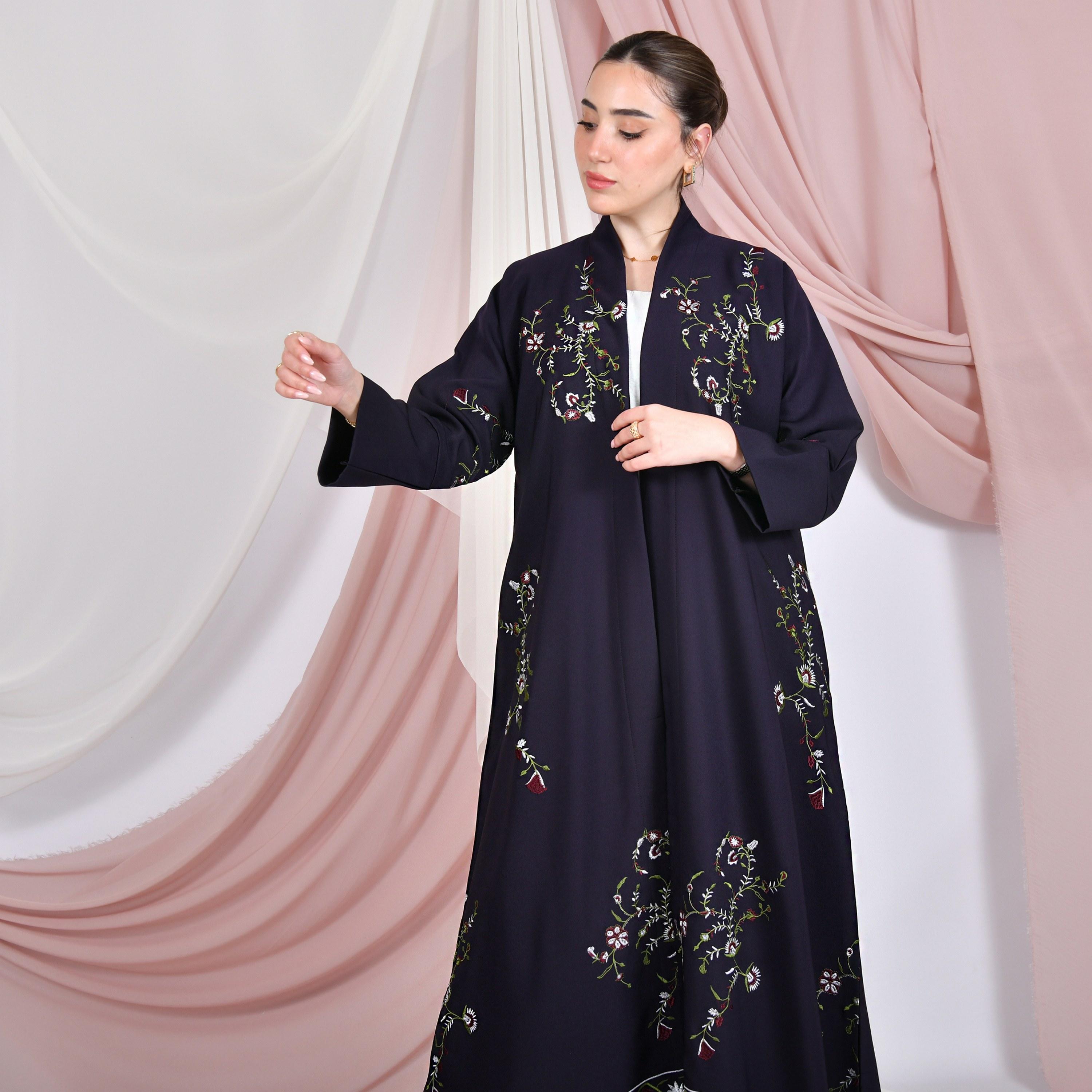 عباية نسائية من الكتان مطرزة بالزهور باللون الأرجواني بأكمام واسعة بقصة واسعة من حوراء-women-arabicclothing-abayas-image-6