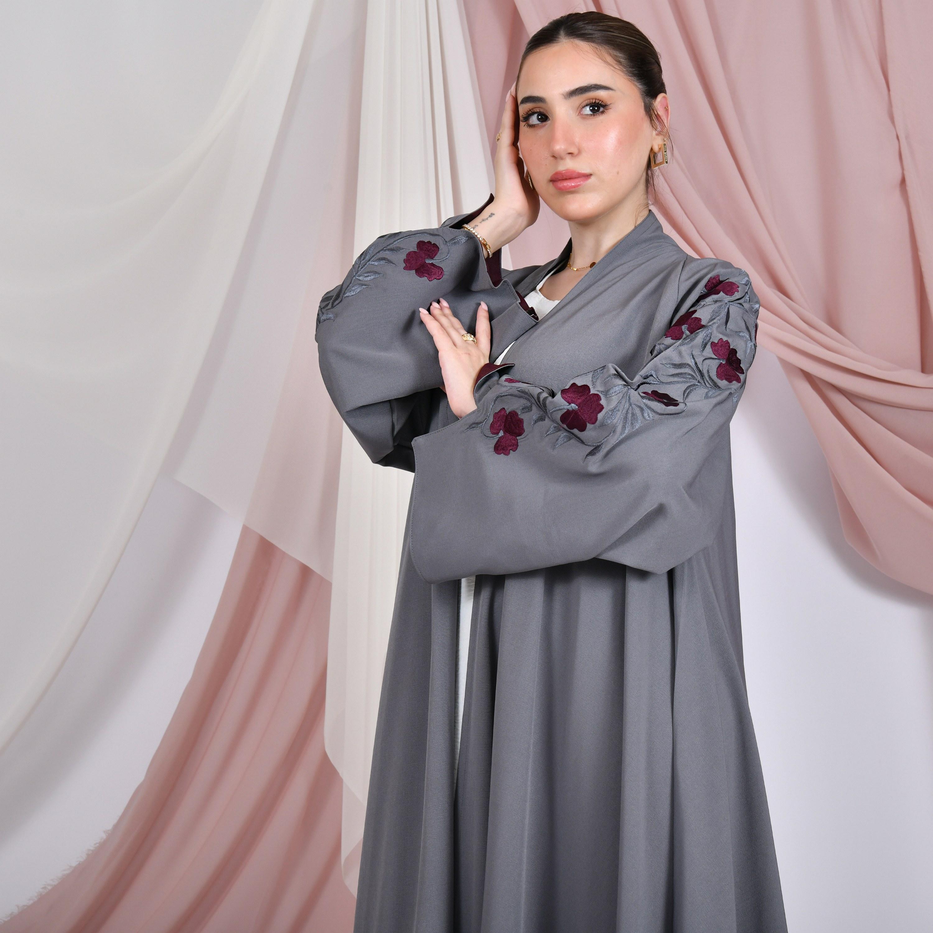 عباية نسائية من الكتان مطرزة بالزهور بأكمام واسعة بفتحات من حوراء-women-arabicclothing-abayas-image-2