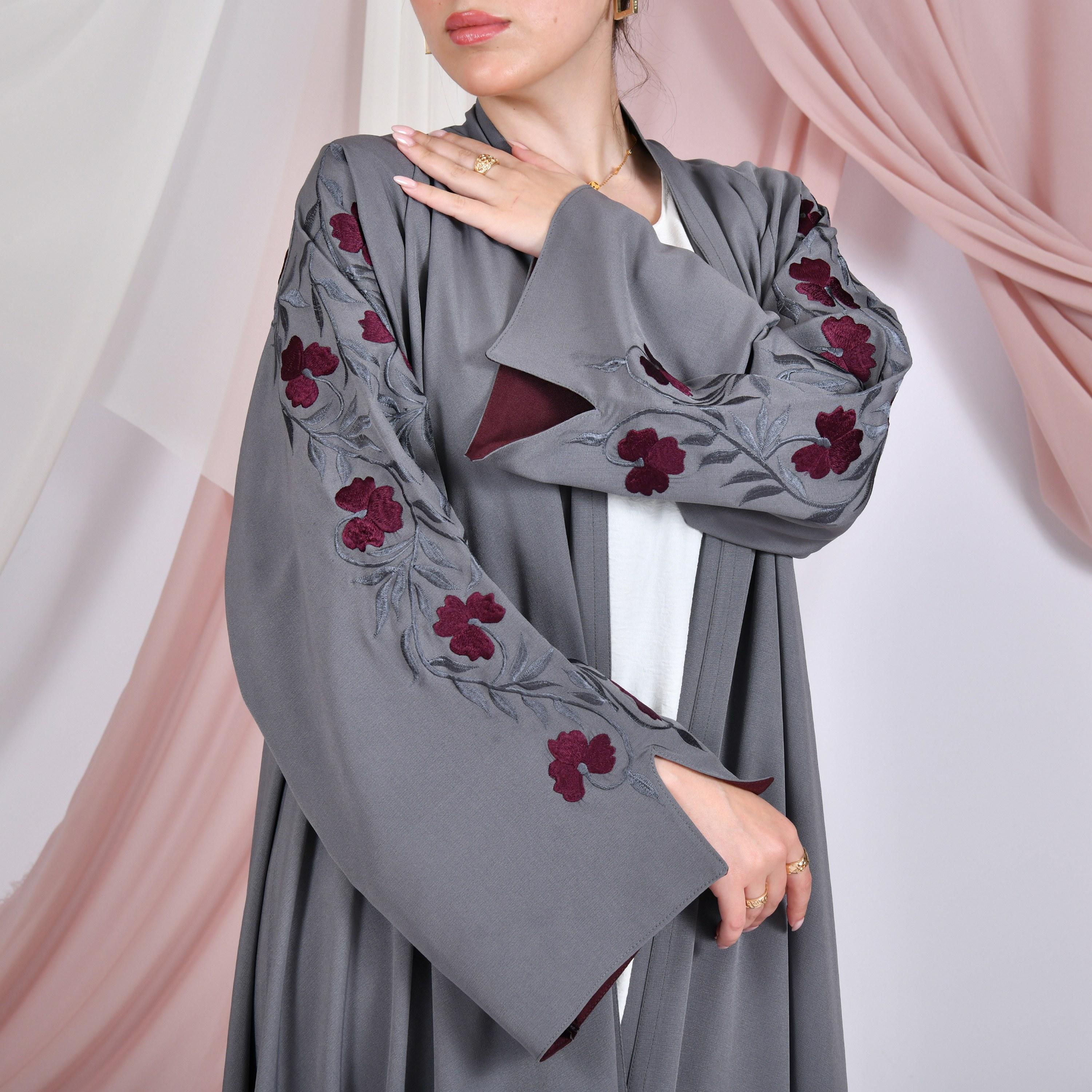 عباية نسائية من الكتان مطرزة بالزهور بأكمام واسعة بفتحات من حوراء-women-arabicclothing-abayas-image-3