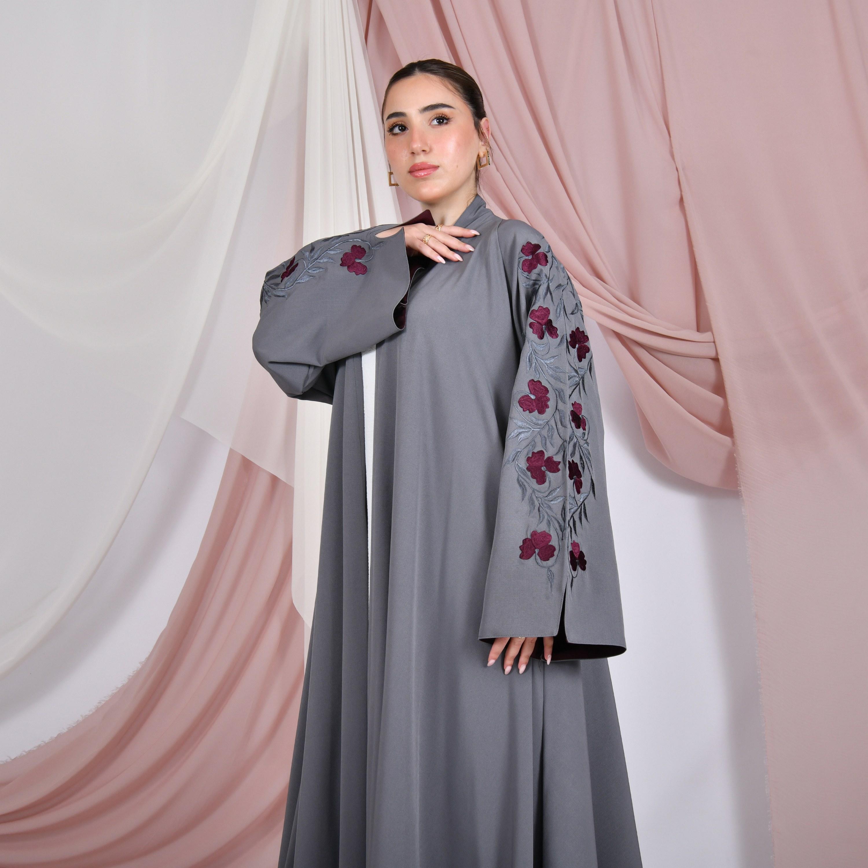 عباية نسائية من الكتان مطرزة بالزهور بأكمام واسعة بفتحات من حوراء-women-arabicclothing-abayas-image-4