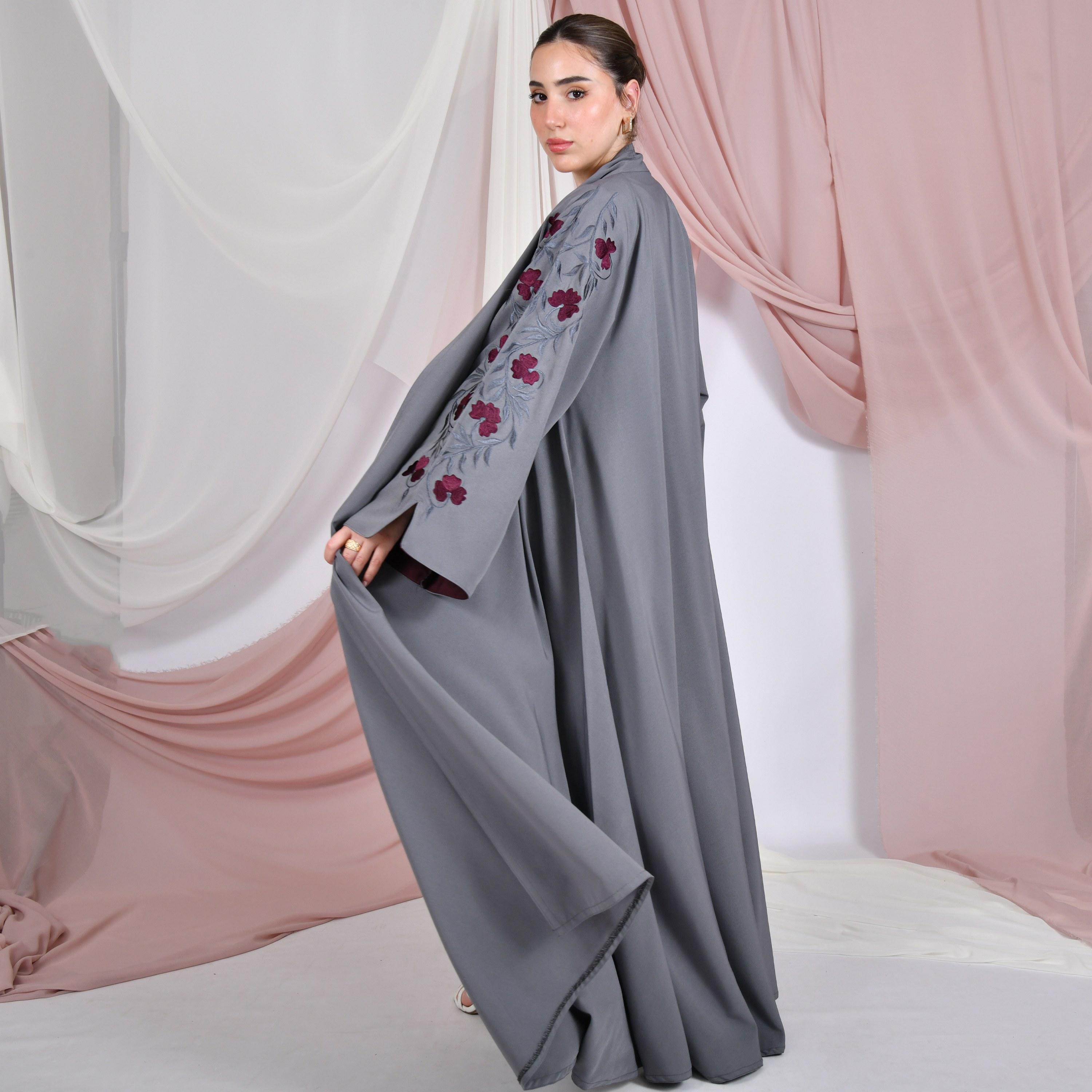 عباية نسائية من الكتان مطرزة بالزهور بأكمام واسعة بفتحات من حوراء-women-arabicclothing-abayas-image-5