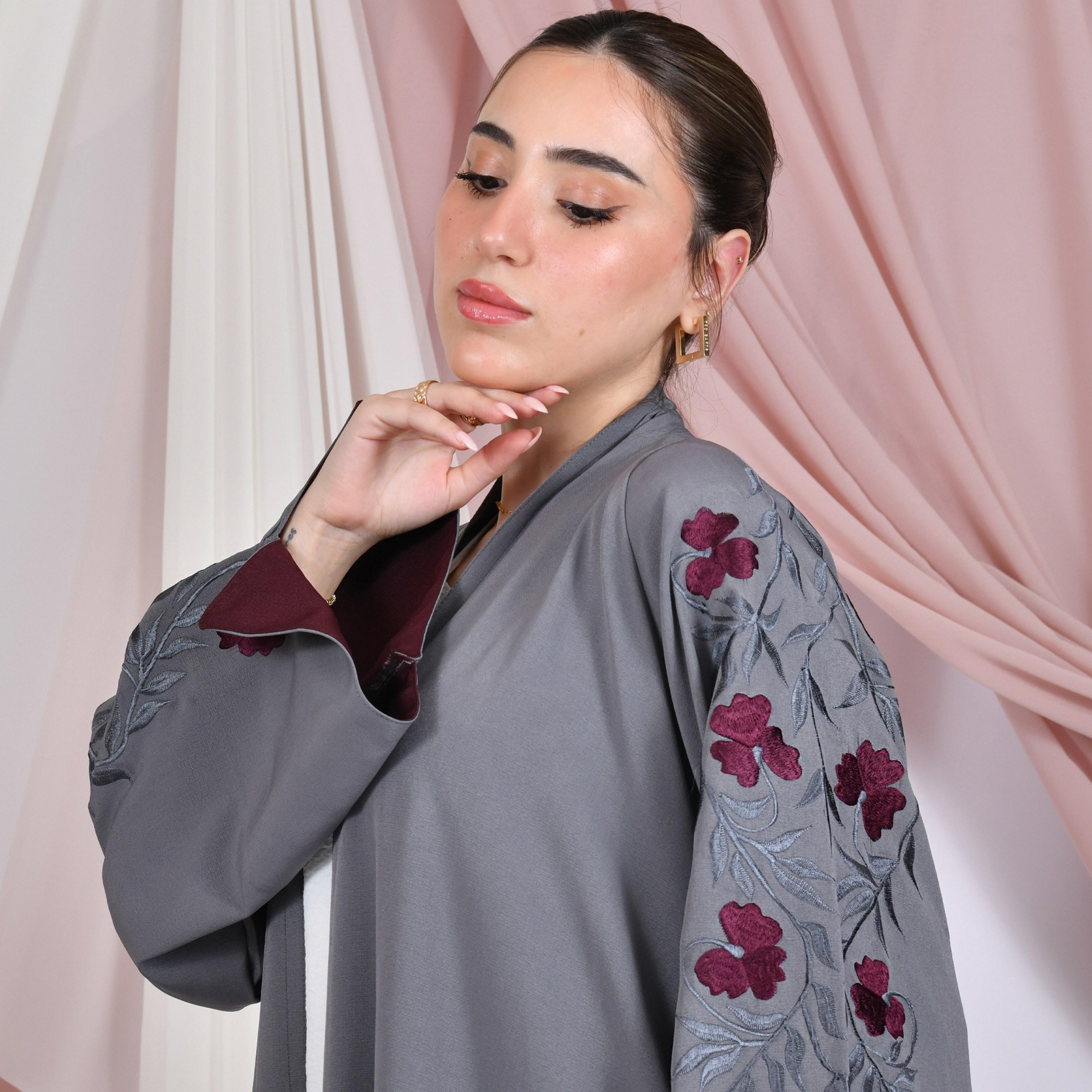 عباية نسائية من الكتان مطرزة بالزهور بأكمام واسعة بفتحات من حوراء-women-arabicclothing-abayas-image-6