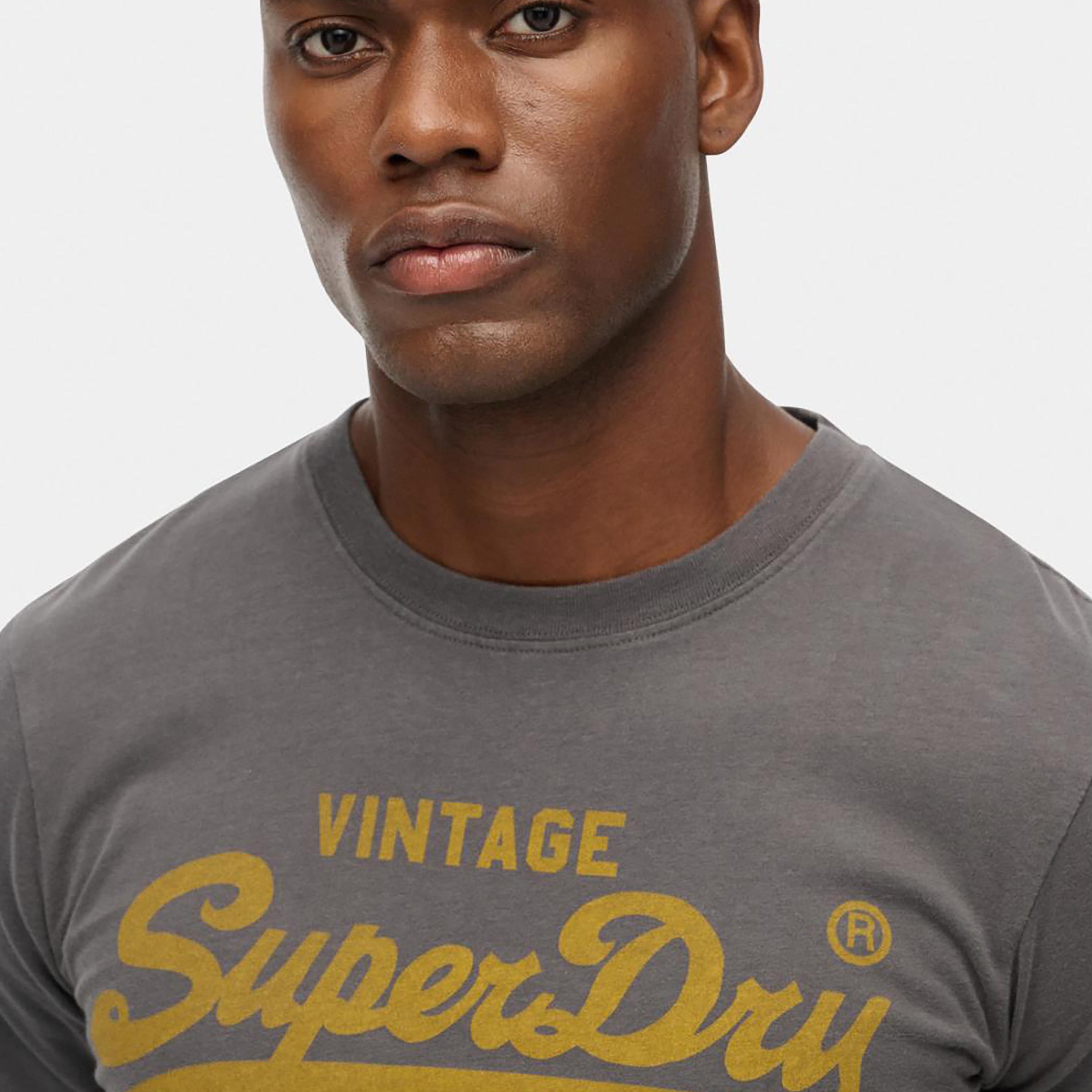 تي شيرت رجالي برقبة دائرية وأكمام قصيرة بشعار من سوبردراي-men-clothing-tshirtsandpolos-tshirts-image-3