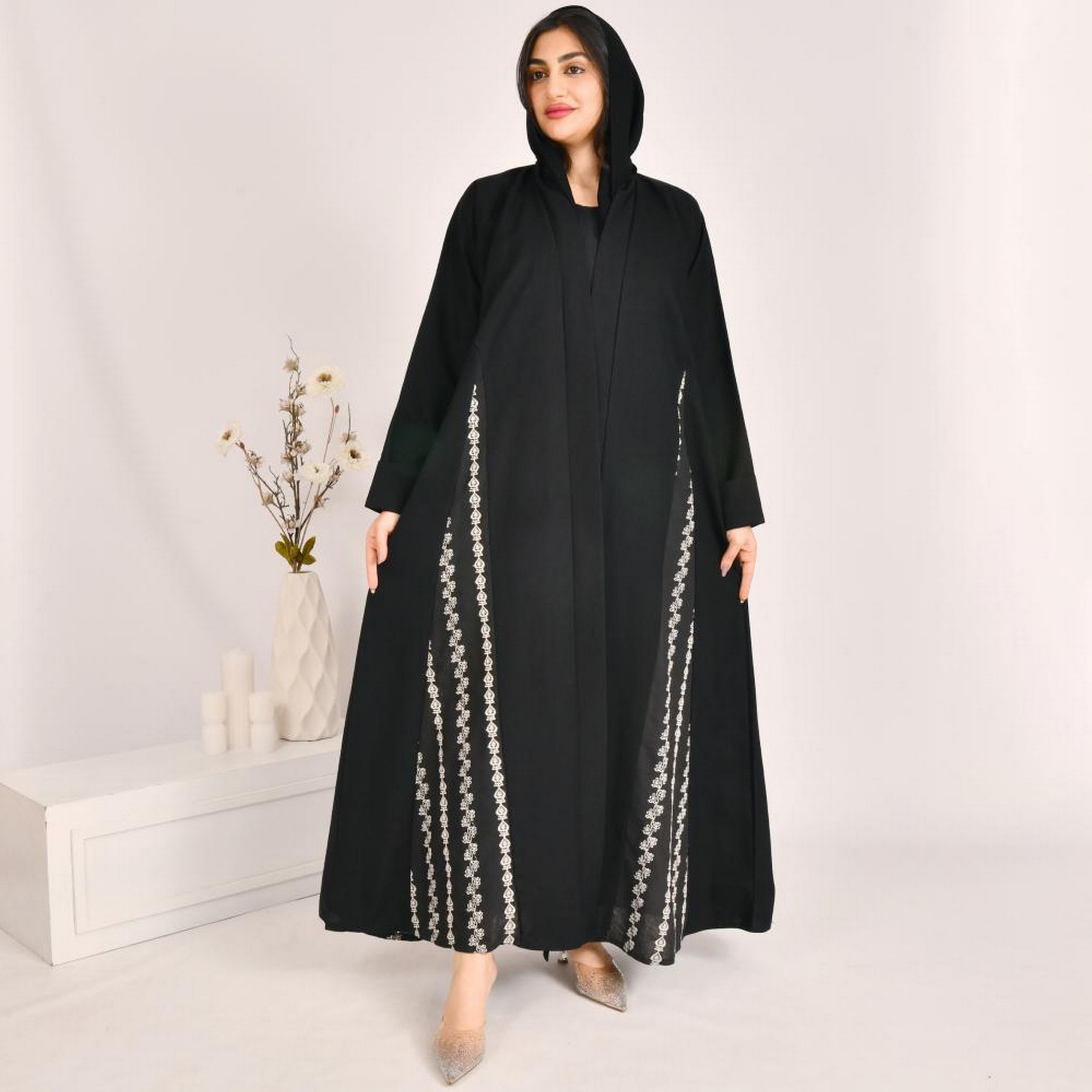 عباية كلوش مزينة بلوحات مطرزة من الكتان الأسود مع حجاب من بيوند عباية-women-arabicclothing-abayas-image-1