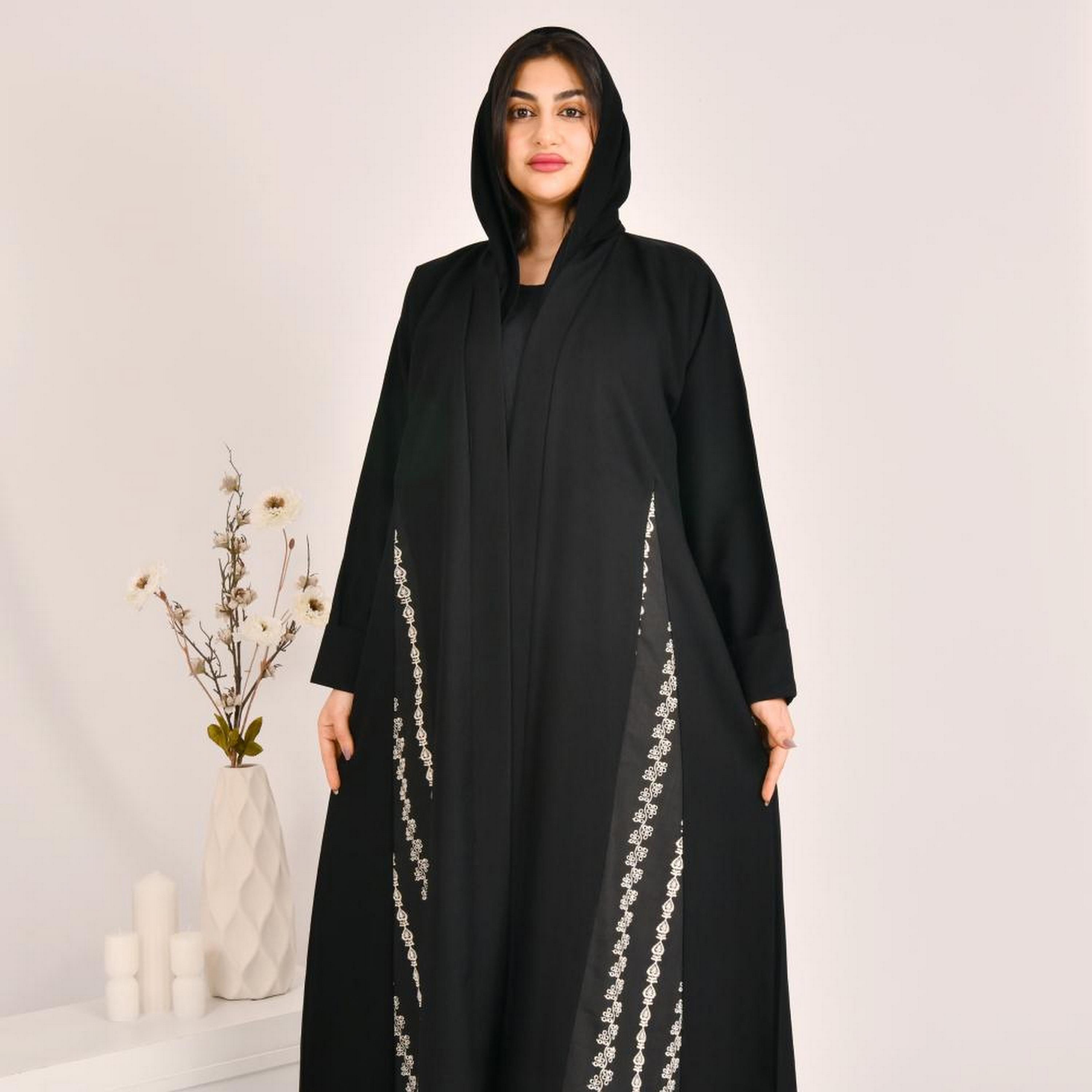 عباية كلوش مزينة بلوحات مطرزة من الكتان الأسود مع حجاب من بيوند عباية-women-arabicclothing-abayas-image-2