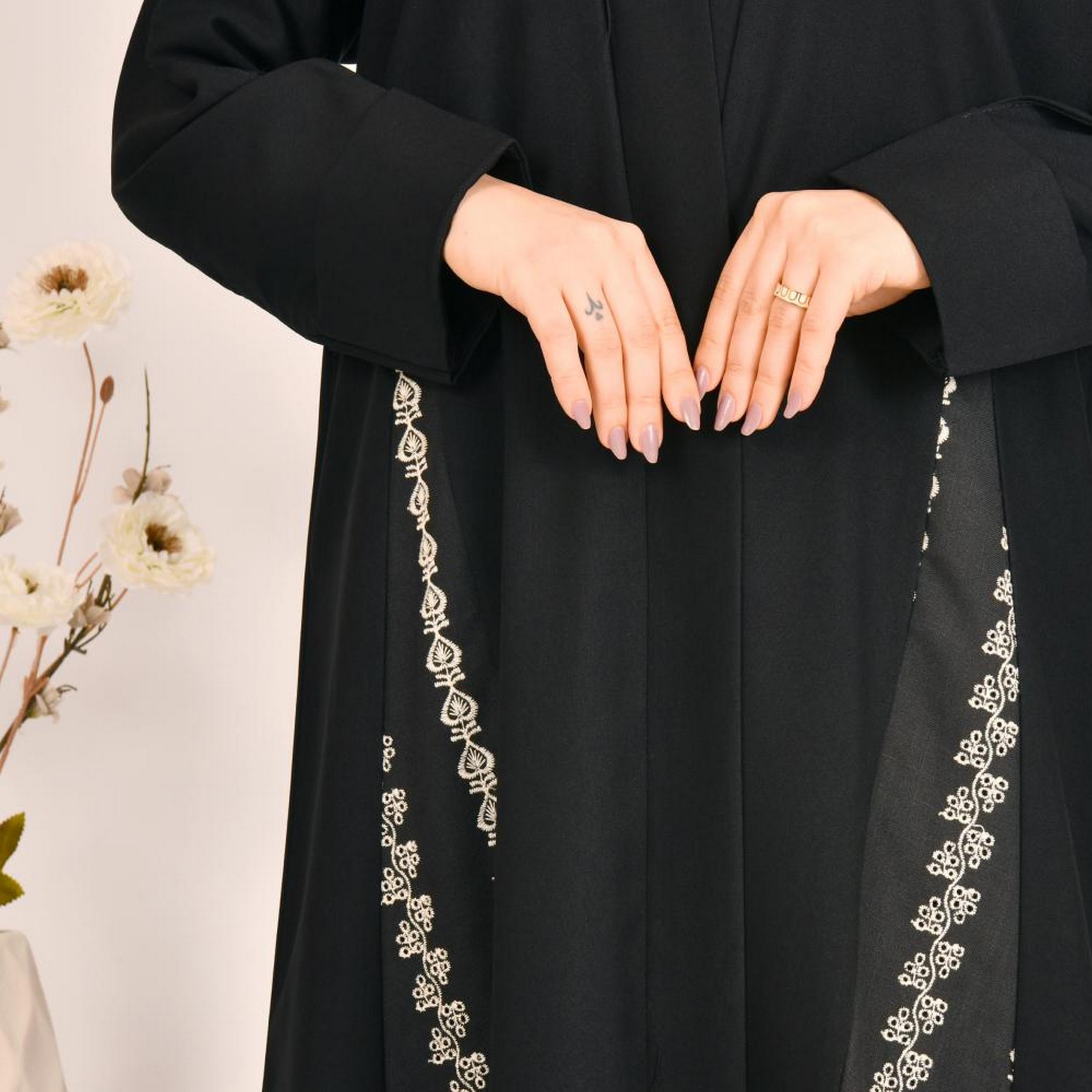 عباية كلوش مزينة بلوحات مطرزة من الكتان الأسود مع حجاب من بيوند عباية-women-arabicclothing-abayas-image-3