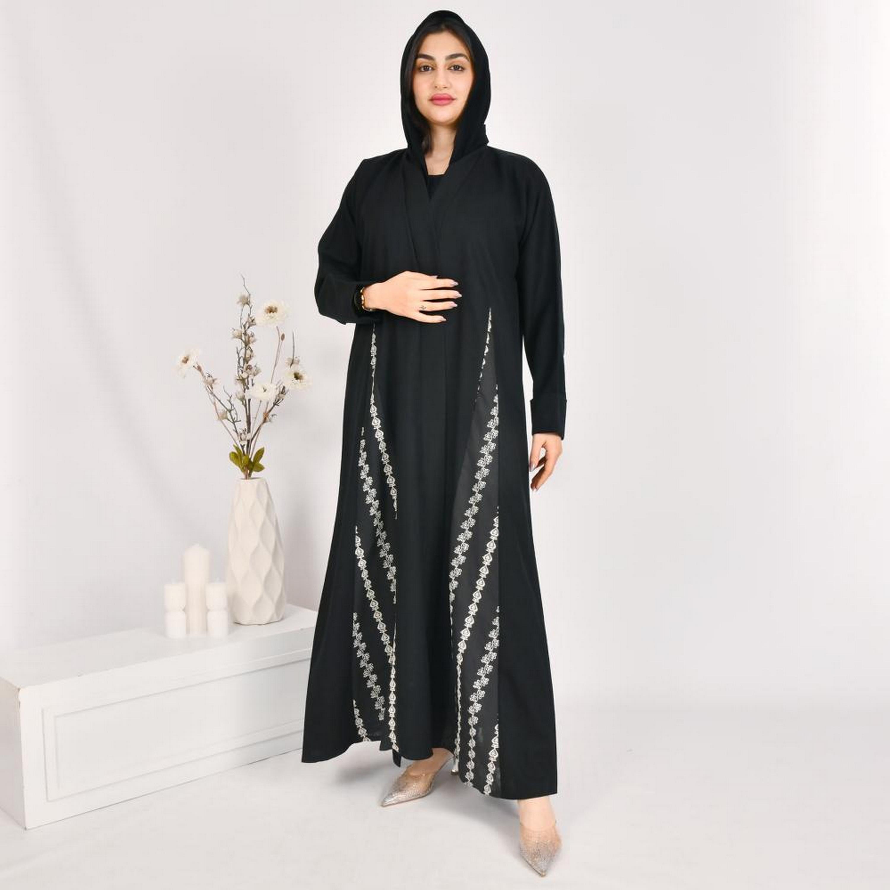 عباية كلوش مزينة بلوحات مطرزة من الكتان الأسود مع حجاب من بيوند عباية-women-arabicclothing-abayas-image-4