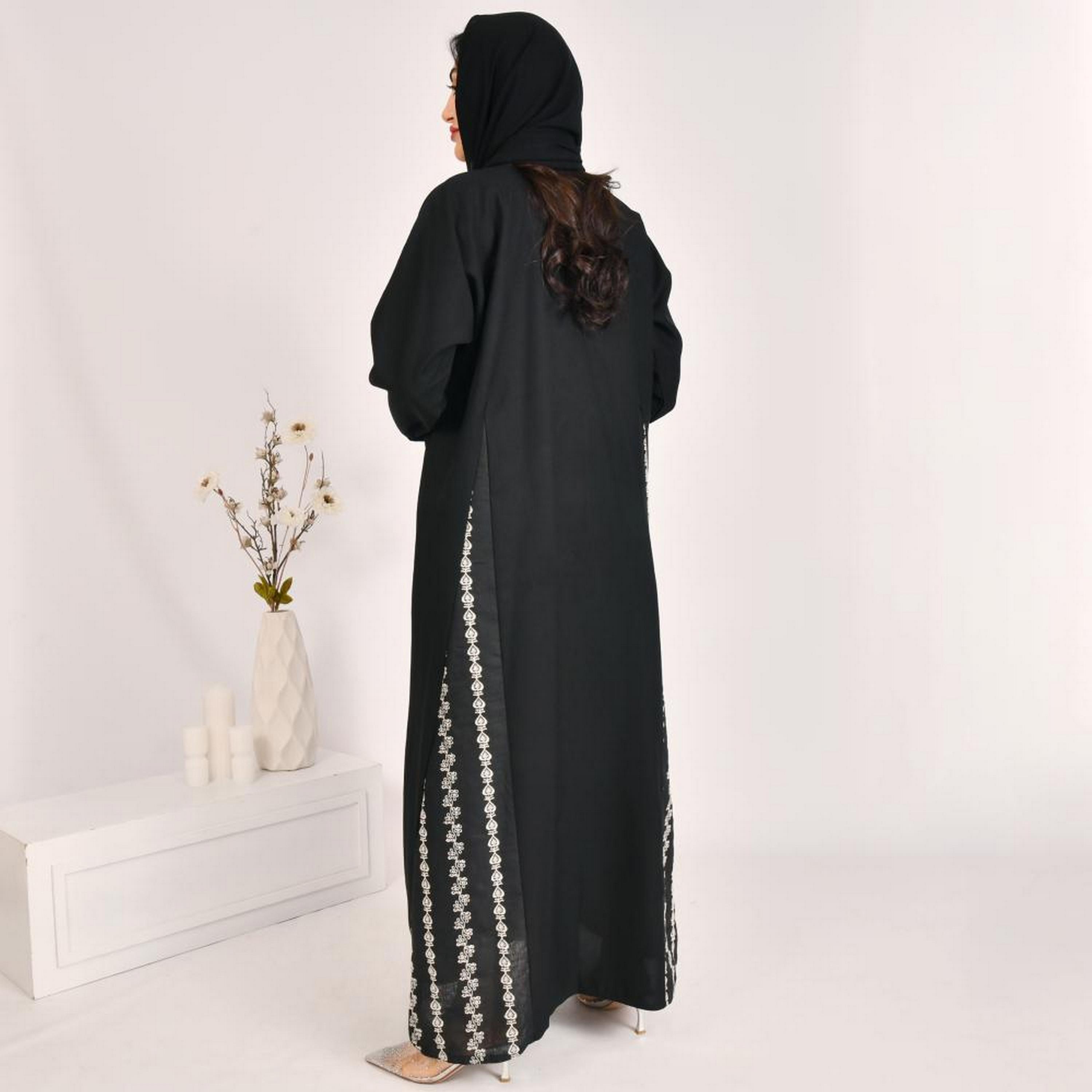 عباية كلوش مزينة بلوحات مطرزة من الكتان الأسود مع حجاب من بيوند عباية-women-arabicclothing-abayas-image-5