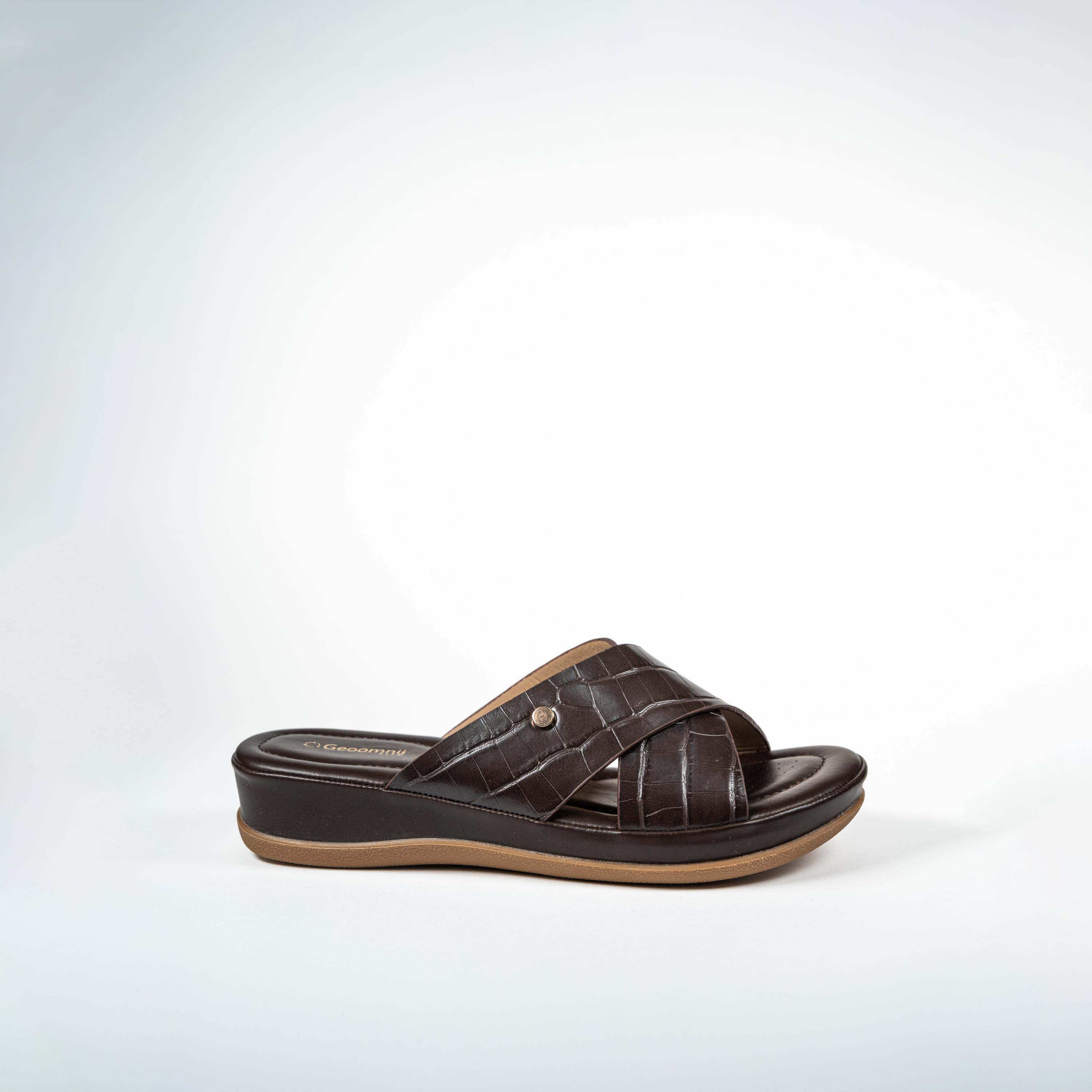 جيومني - صندل فين سهل الارتداء بكعب إسفيني للنساء | M253227-BROWN-women-shoes-sandals-heeled-image-4