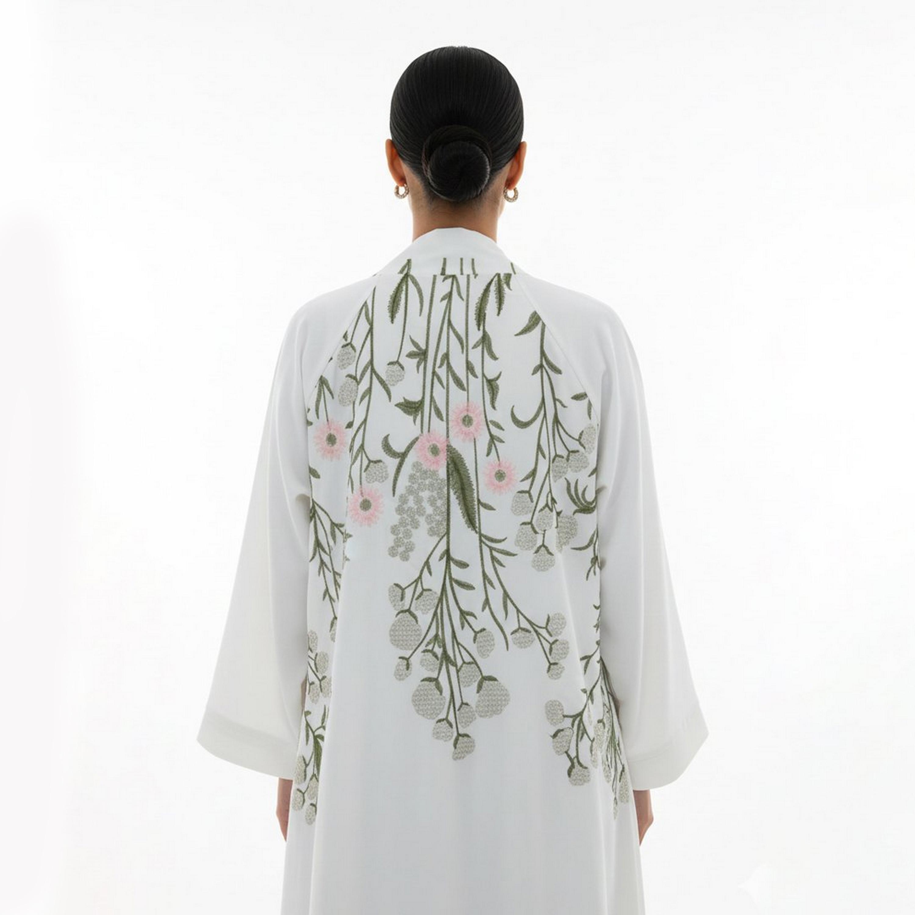 عباية "دبل كلوش" كريب بتطريز "فلورال" نسائية - أبيض من بيوند عباية-women-arabicclothing-abayas-image-2