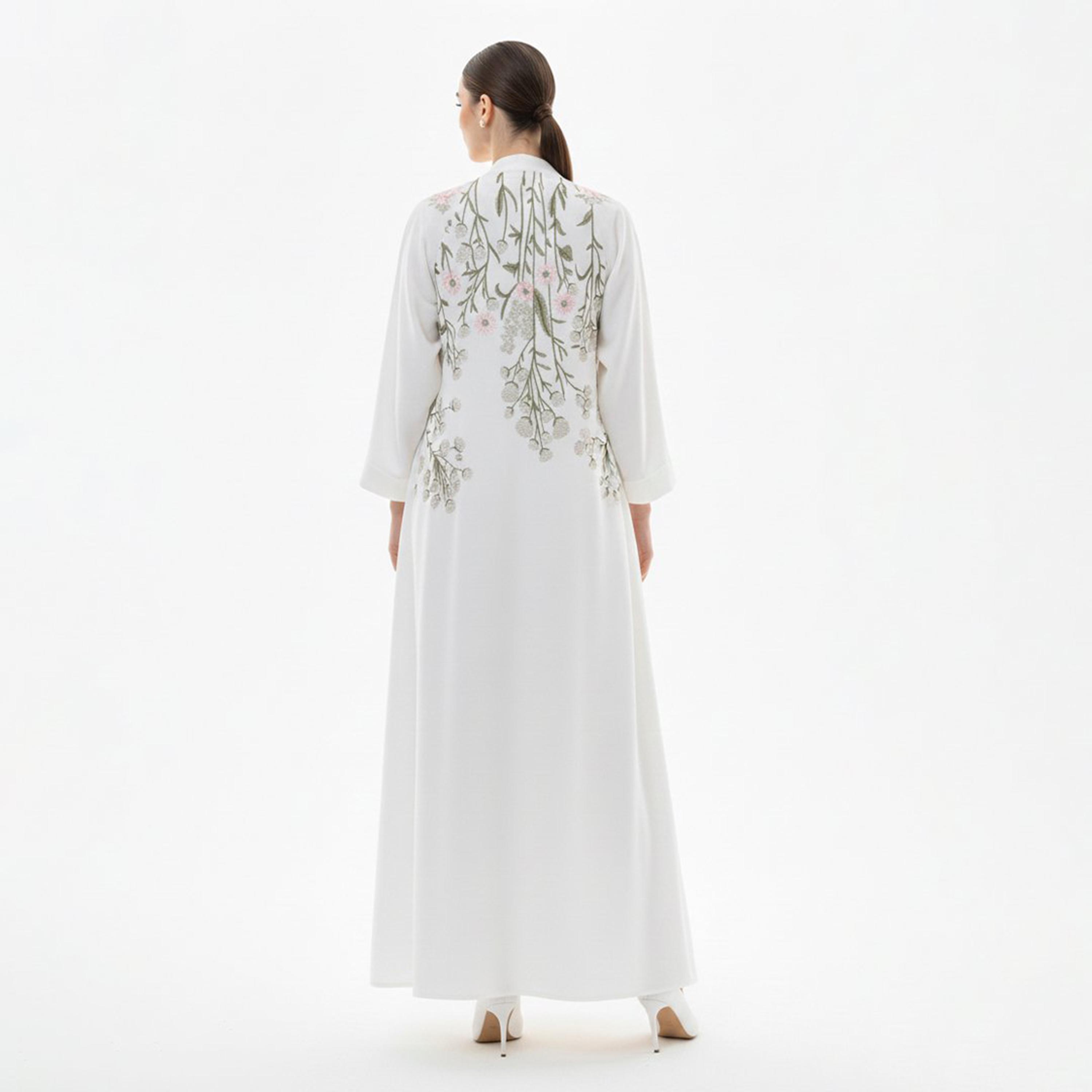 عباية "دبل كلوش" كريب بتطريز "فلورال" نسائية - أبيض من بيوند عباية-women-arabicclothing-abayas-image-5