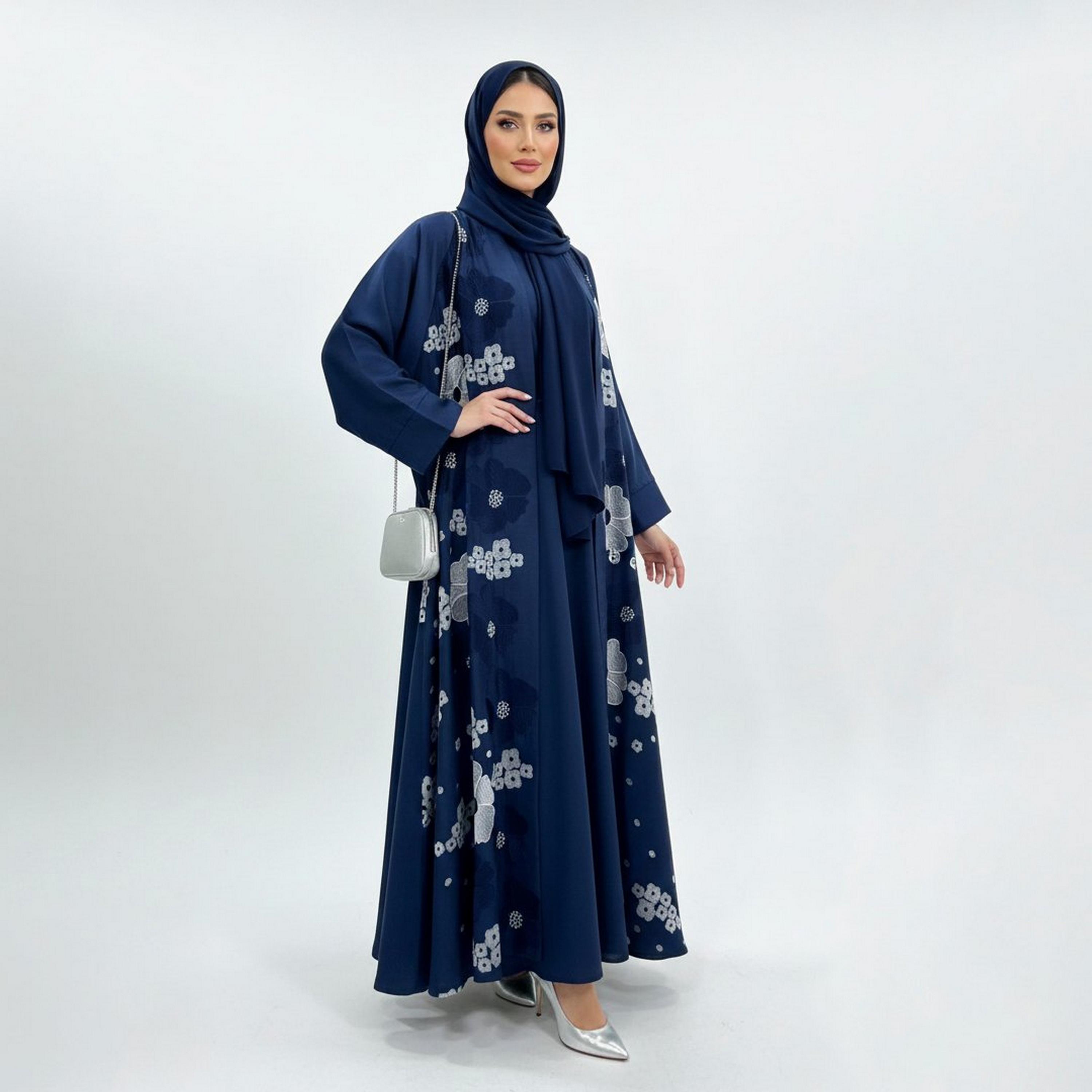 عباية سهرة بقصة "كلوش" كتان بتطريز "فلورال" مع حجاب نسائية - كحلي من بيوند عباية-women-arabicclothing-abayas-image-3