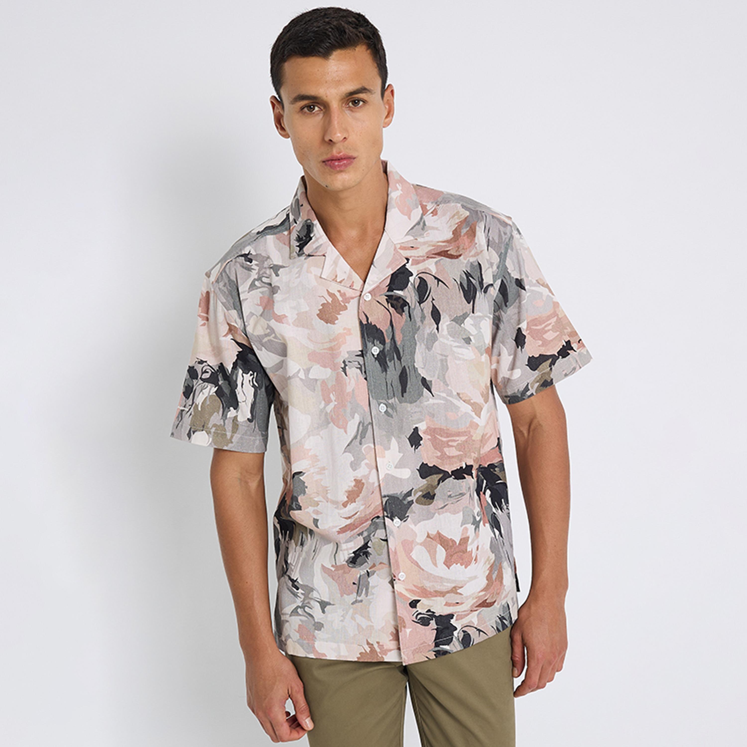 قميص رجالي بقصة عادية بطبعة تجريدية بياقة ريزورت وأكمام قصيرة من بن شيرمان-men-clothing-shirts-image-1