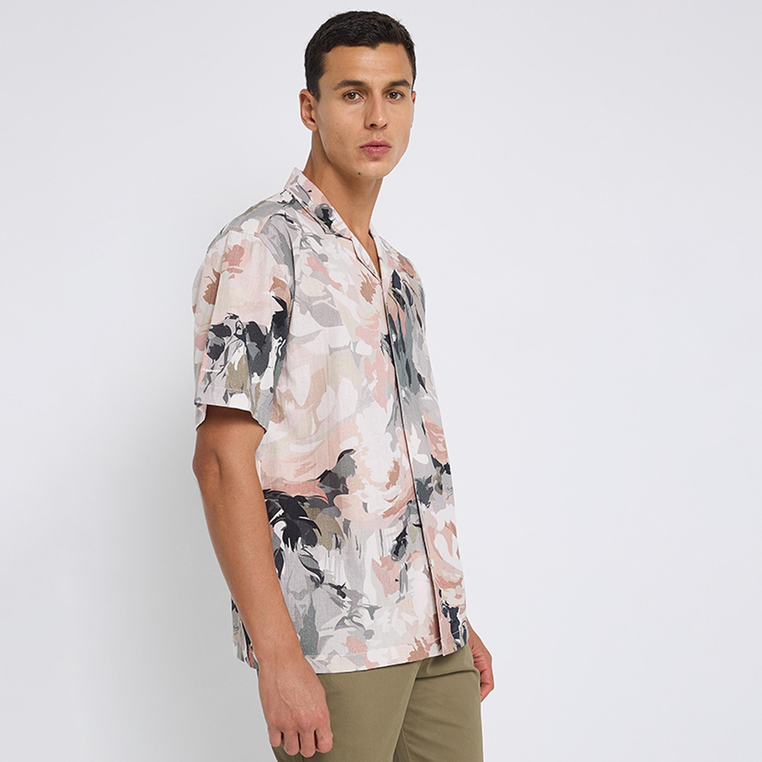 قميص رجالي بقصة عادية بطبعة تجريدية بياقة ريزورت وأكمام قصيرة من بن شيرمان-men-clothing-shirts-image-2