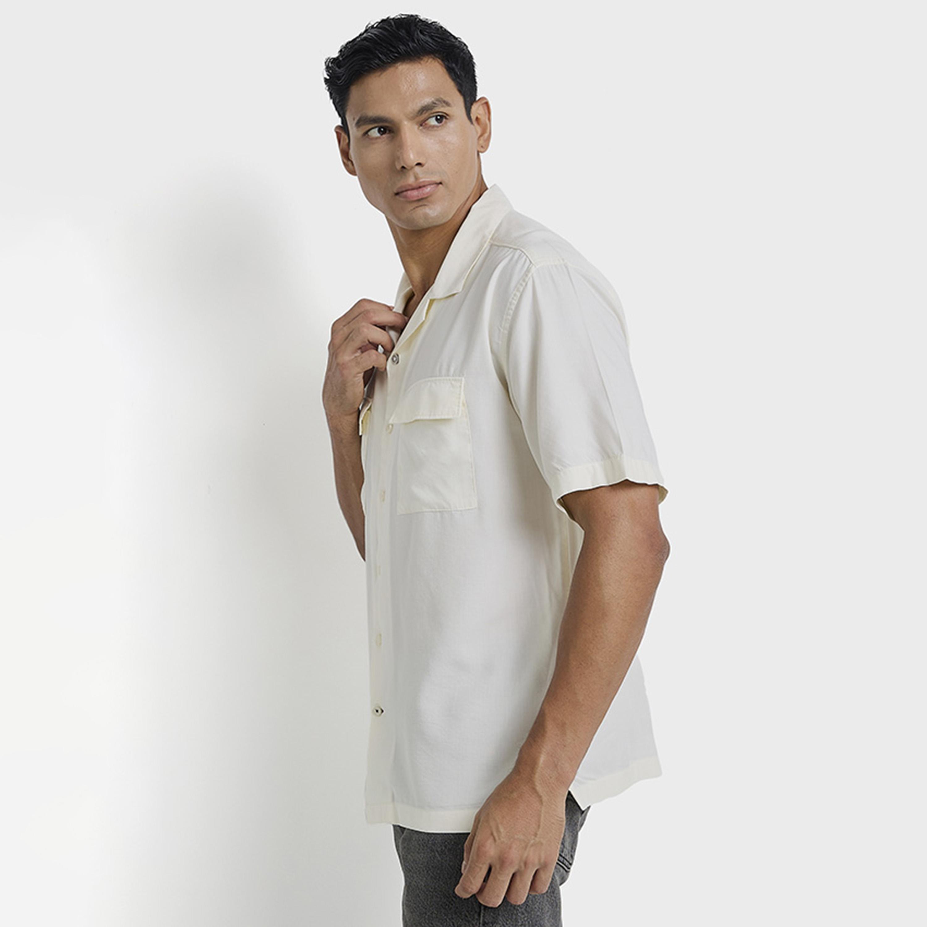 قميص رجالي بقصة عادية سادة بياقة ريزورت وأكمام قصيرة من بن شيرمان-men-clothing-shirts-image-7