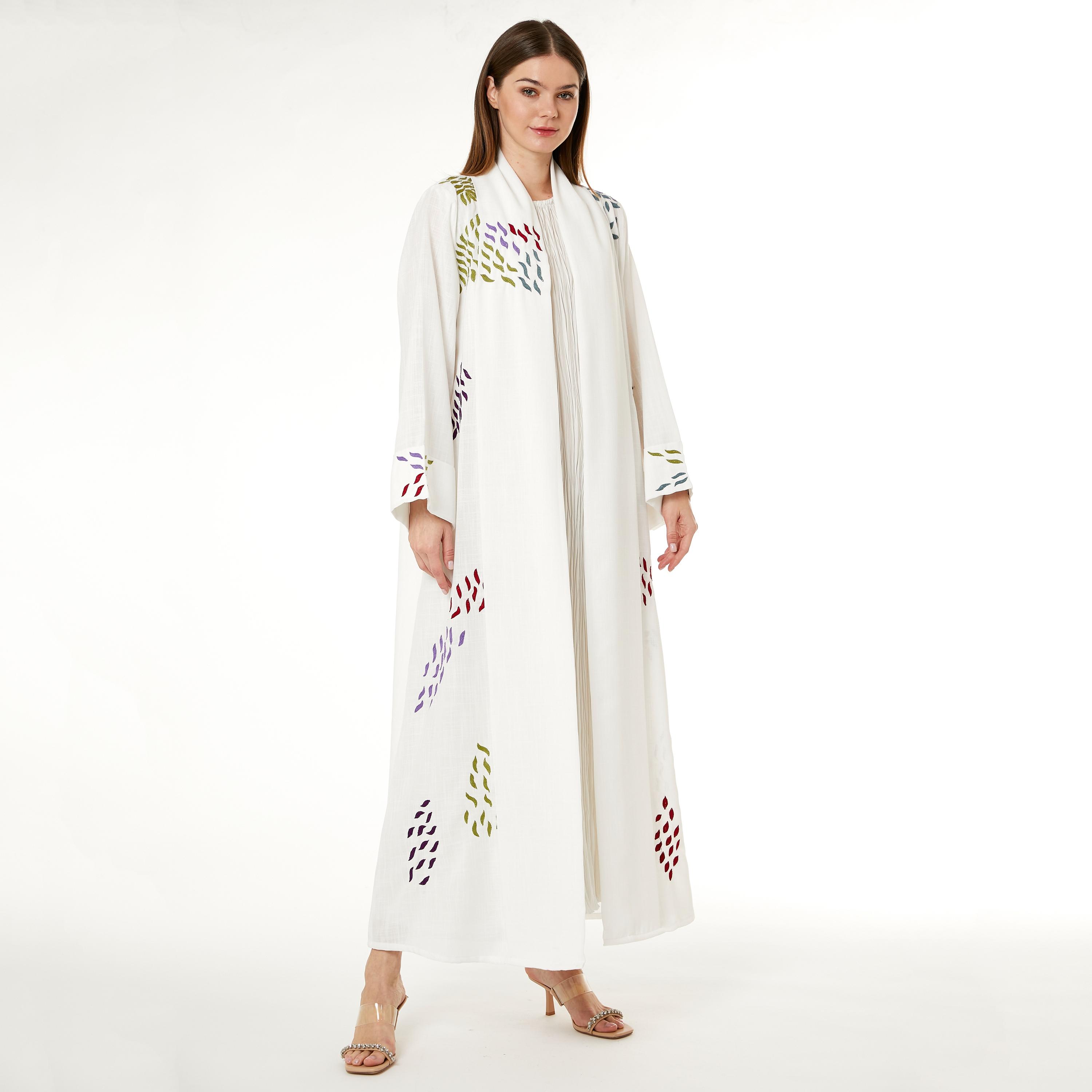  عباية نسائية من الكتان المطرز باللون الأبيض مع حجاب وياقة شاول من مويستريت-women-arabicclothing-abayas-image-1