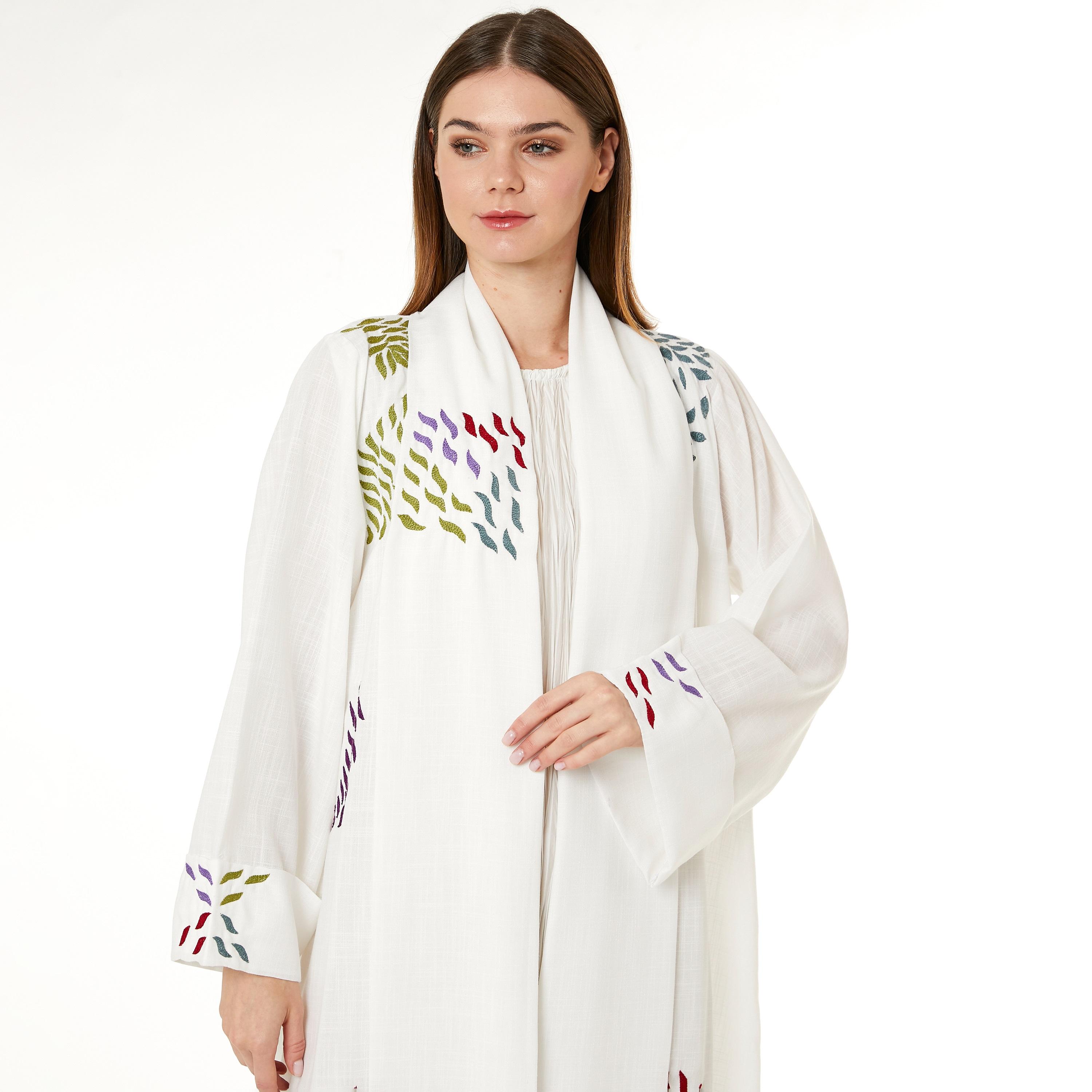  عباية نسائية من الكتان المطرز باللون الأبيض مع حجاب وياقة شاول من مويستريت-women-arabicclothing-abayas-image-2