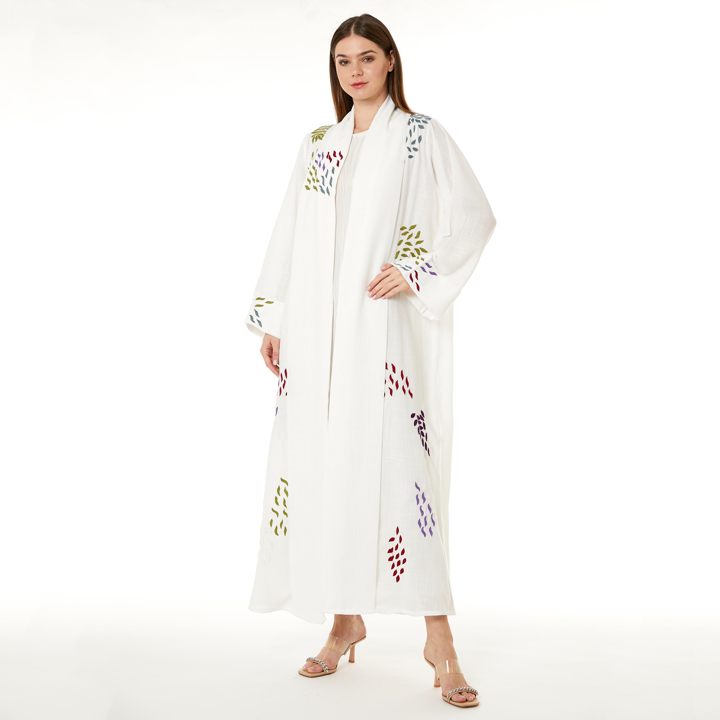  عباية نسائية من الكتان المطرز باللون الأبيض مع حجاب وياقة شاول من مويستريت-women-arabicclothing-abayas-image-3