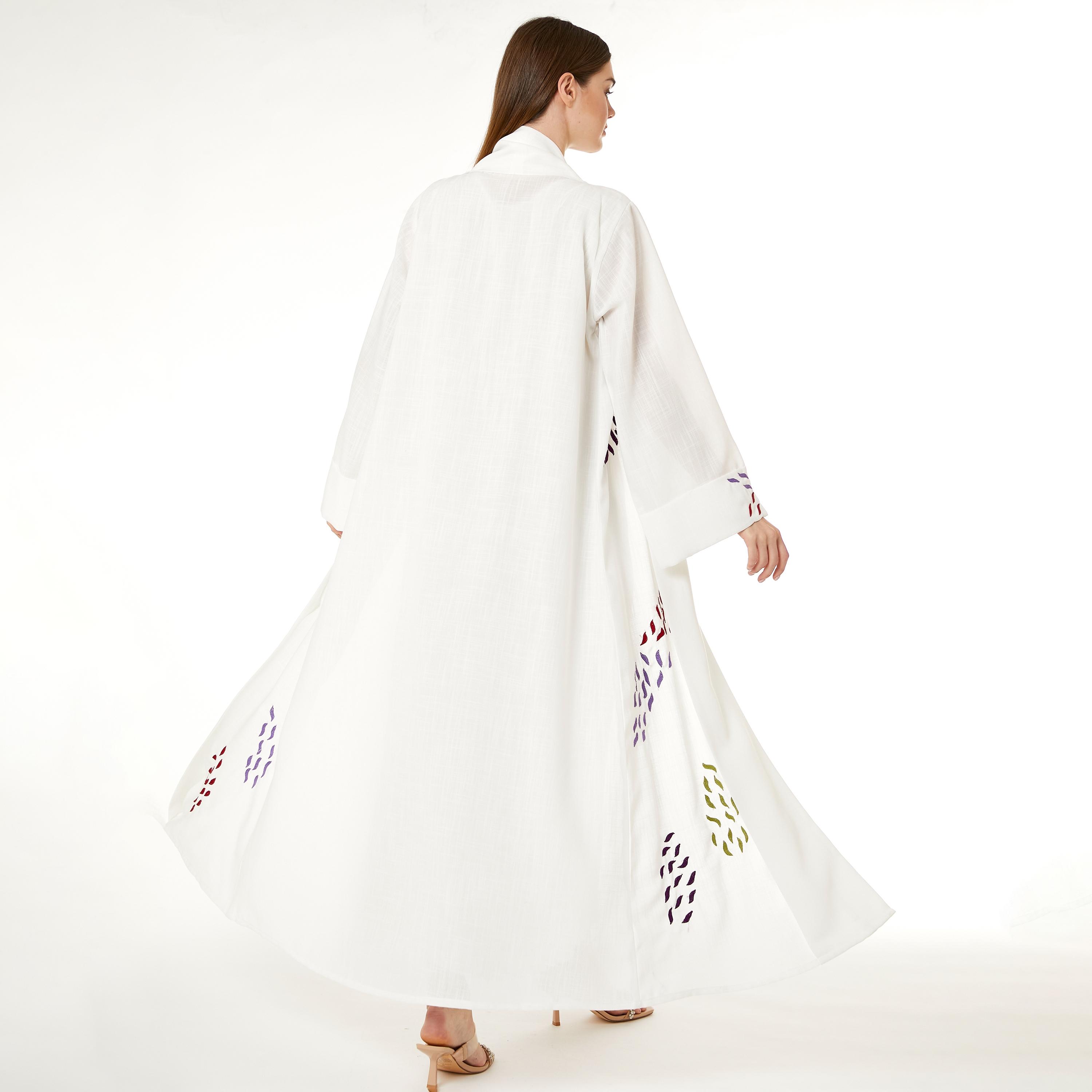  عباية نسائية من الكتان المطرز باللون الأبيض مع حجاب وياقة شاول من مويستريت-women-arabicclothing-abayas-image-4