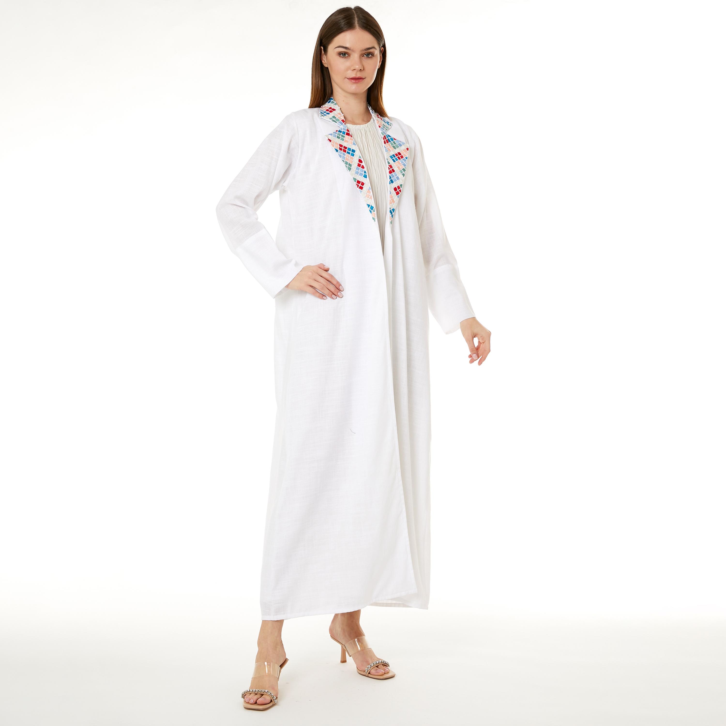  عباية نسائية من كريب باربي باللون الأبيض مع حجاب وياقة مدببة من مويستريت-women-arabicclothing-abayas-image-1